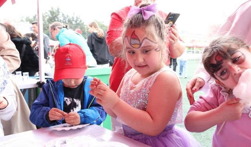 Çiğli’de 23 Nisan coşkusu: Minikler bayramı doyasıya kutladı-1