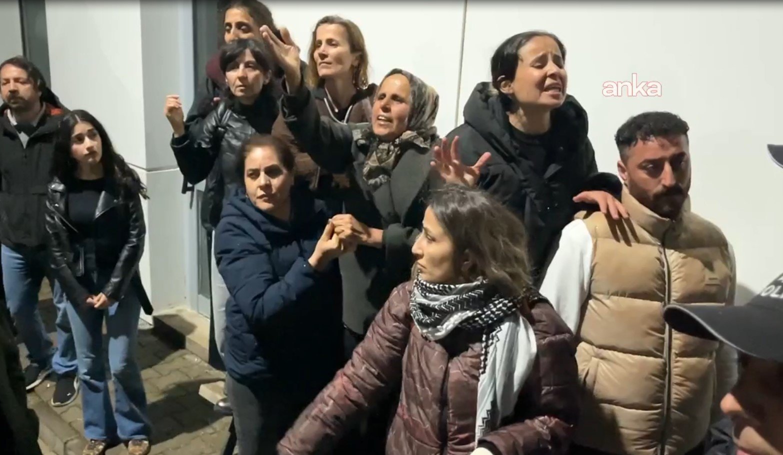 Gülistan Doku'nun ailesi adliyeye getirilenleri sloganlarla protesto etti