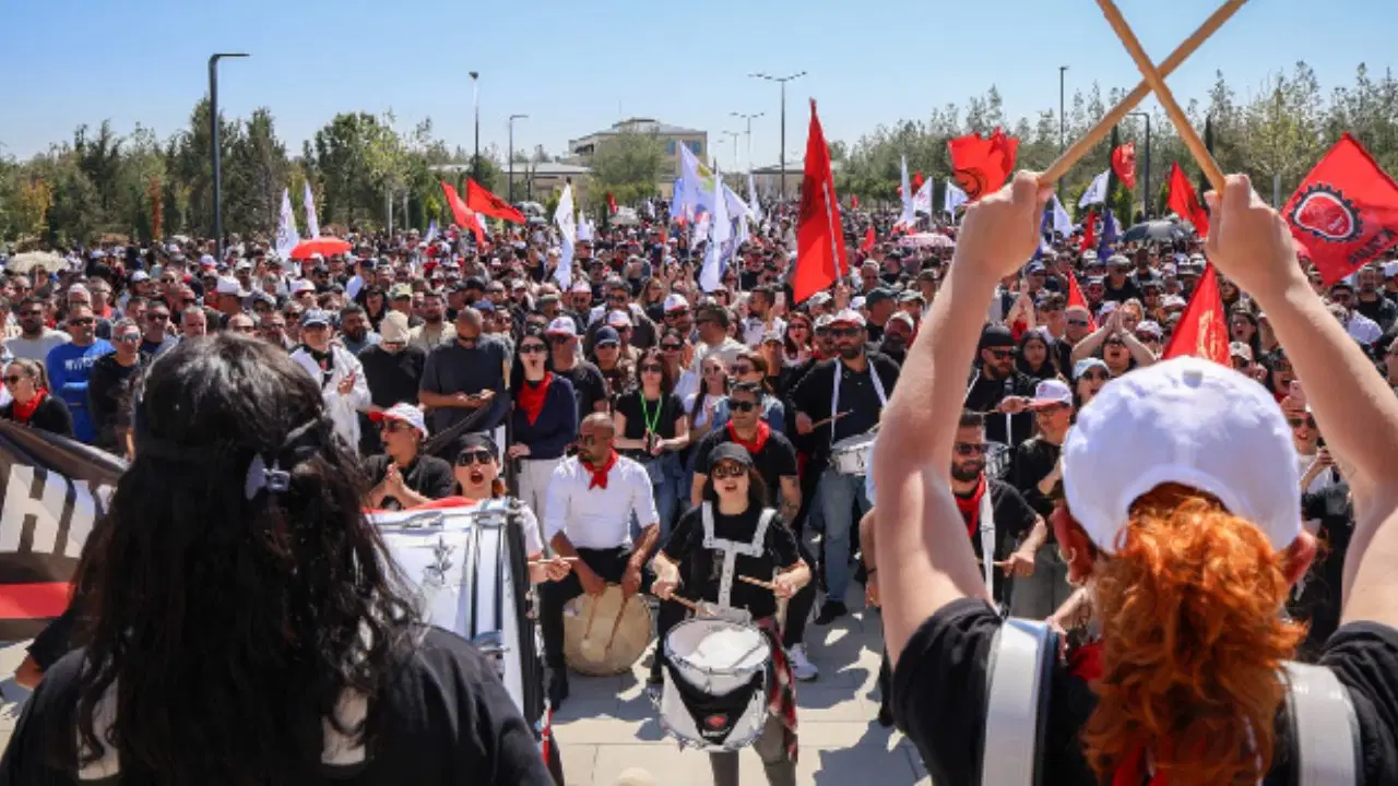 KKTC’de grevler askıda: Pazartesi meydandayız!