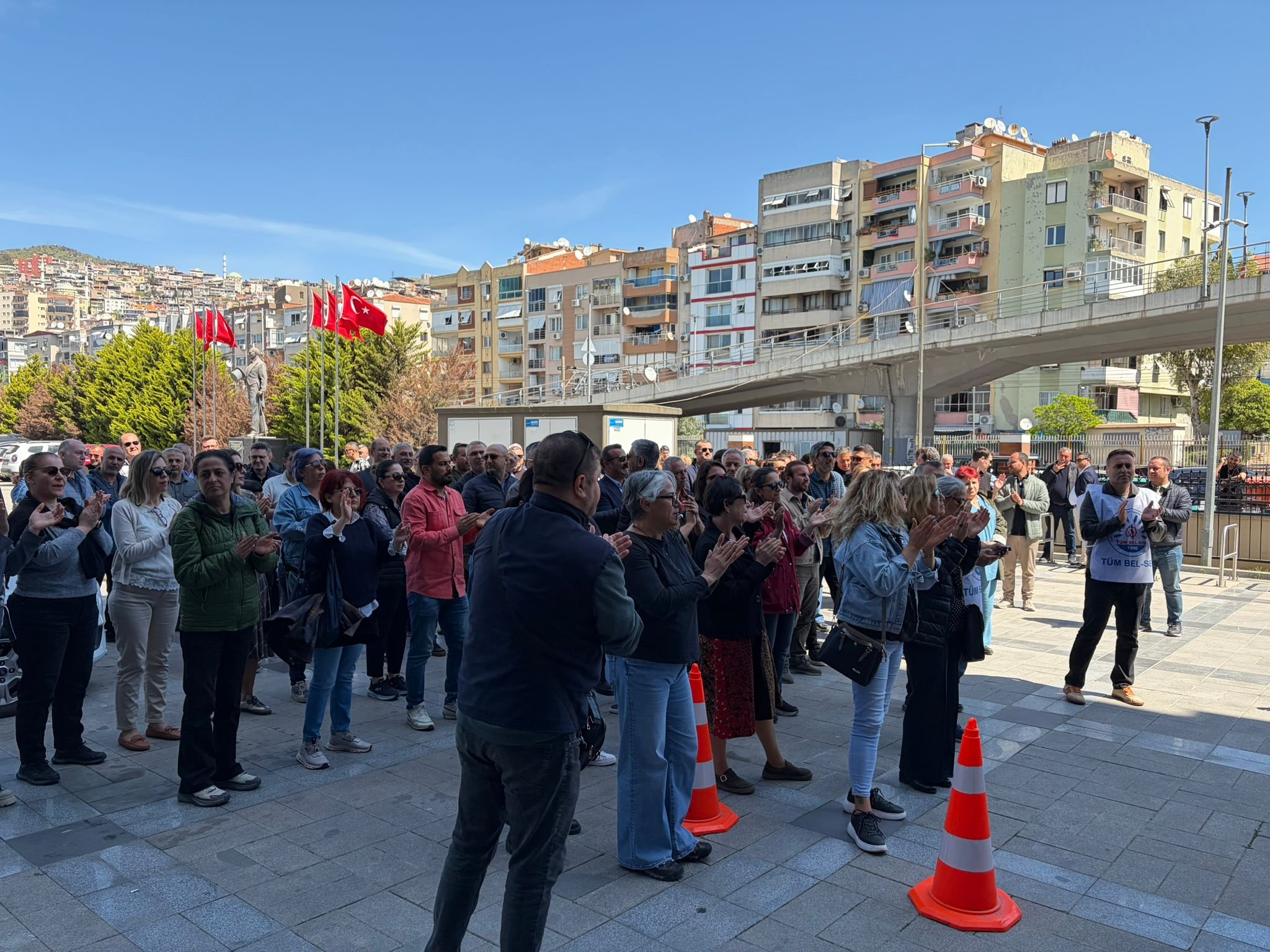 Bayraklı’da TİS isyanı: Hakkımızı meydanlarda ararız!
