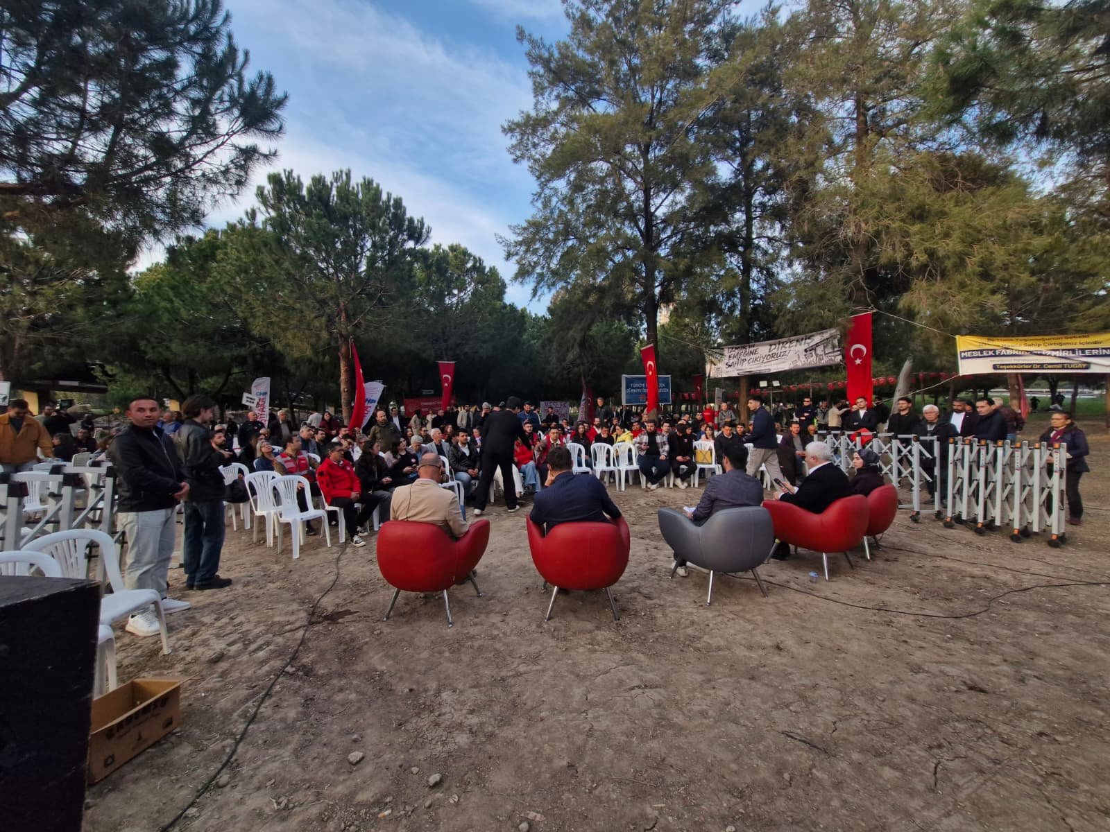 İzmir’de Gençlik Forumu Meslek Fabrikası Ve Gençlerin Istihdam Sorunları Tartışıldı (1)