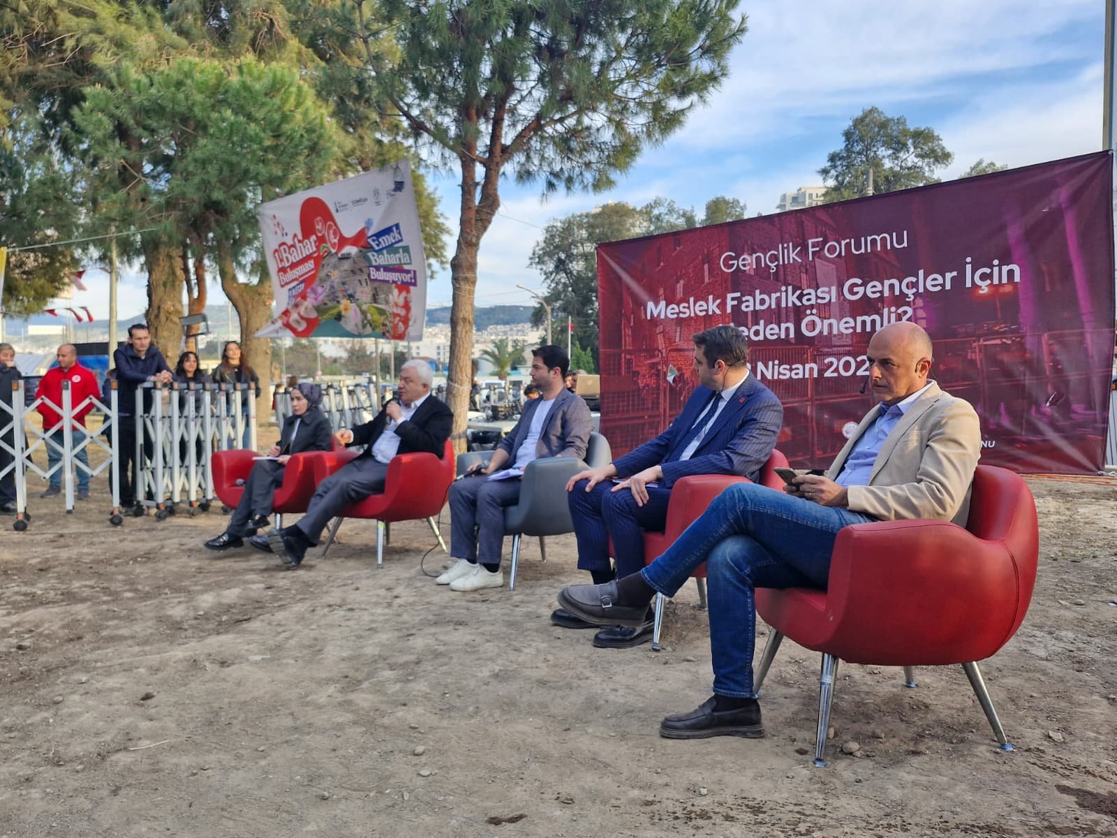 İzmir’de Gençlik Forumu Meslek Fabrikası Ve Gençlerin Istihdam Sorunları Tartışıldı (2)