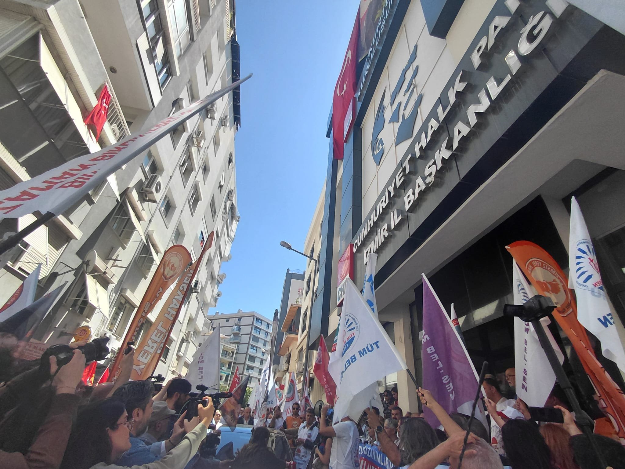 İzmir'de Ti̇s Krizi Büyüyor… Chp'ye Çağrı Emekçinin Hakkını Gaspederek Iktidara Yürünmez (2)