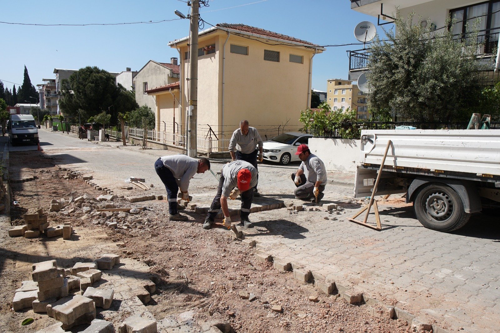 Kemalpaşa’da yol çalışmaları hız kazandı: Hedef 4 bin ton asfalt-1