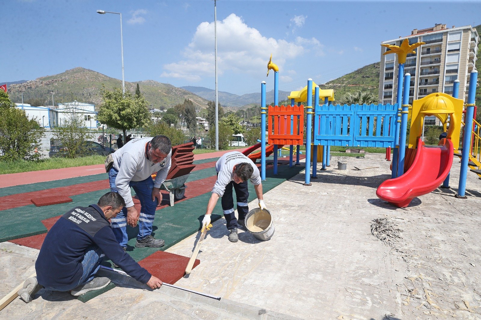 Karşıyaka’nın parklarına modern dokunuş: Başkan Ünsal çalışmaları yerinde inceledi-1