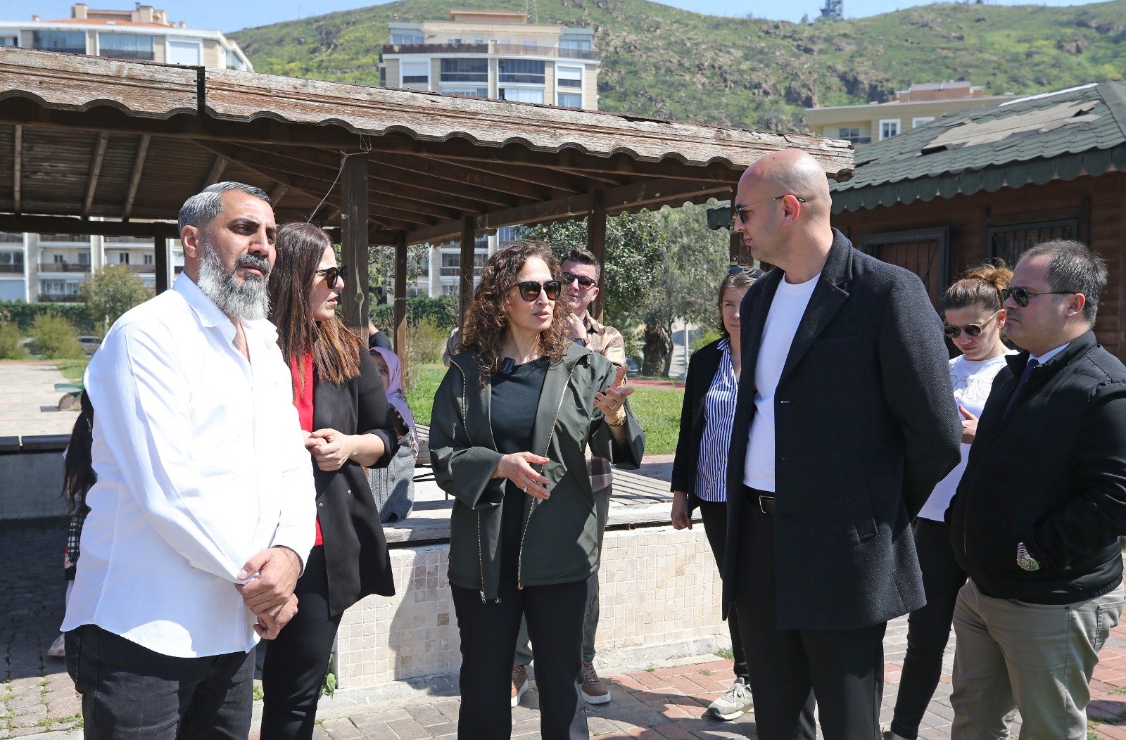 Karşıyaka’nın parklarına modern dokunuş: Başkan Ünsal çalışmaları yerinde inceledi-2