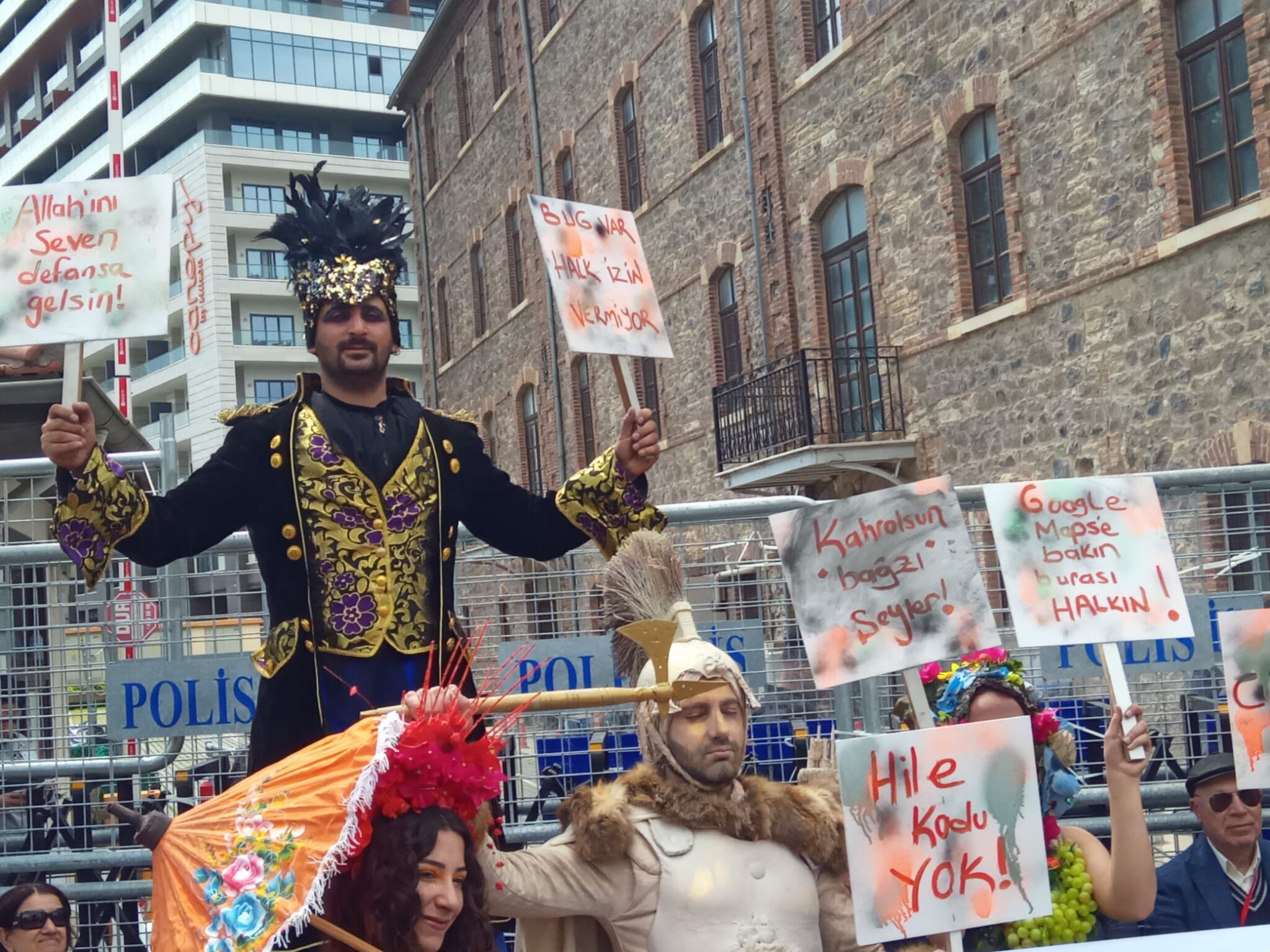 Meslek Fabrikası Direnişine Sanatçılardan Destek Sahne Kostümleriyle Geldiler