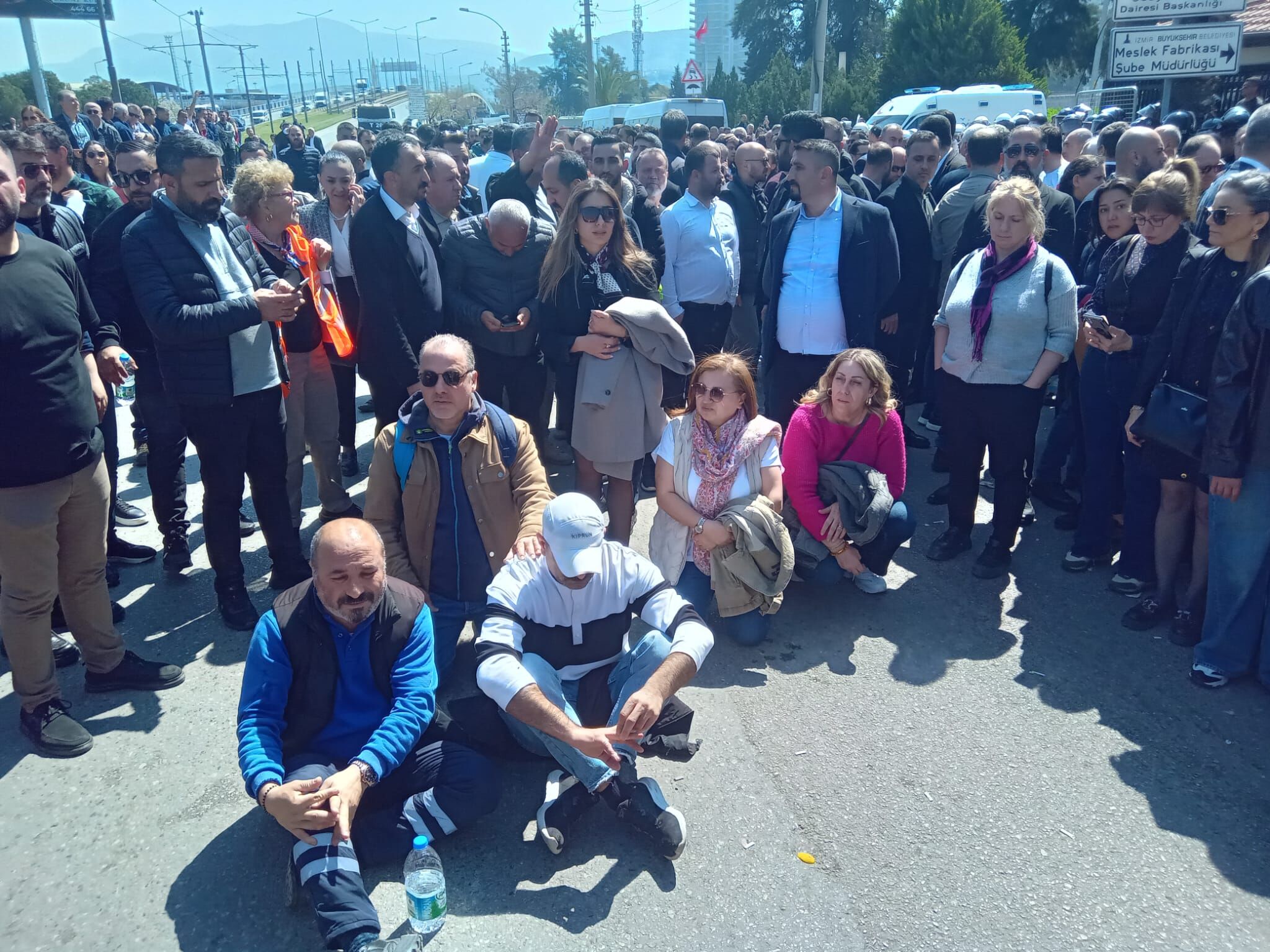 Meslek Fabrikası Nöbeti Sürüyor Yurttaşlardan Caddeyi Trafiğe Kapattı