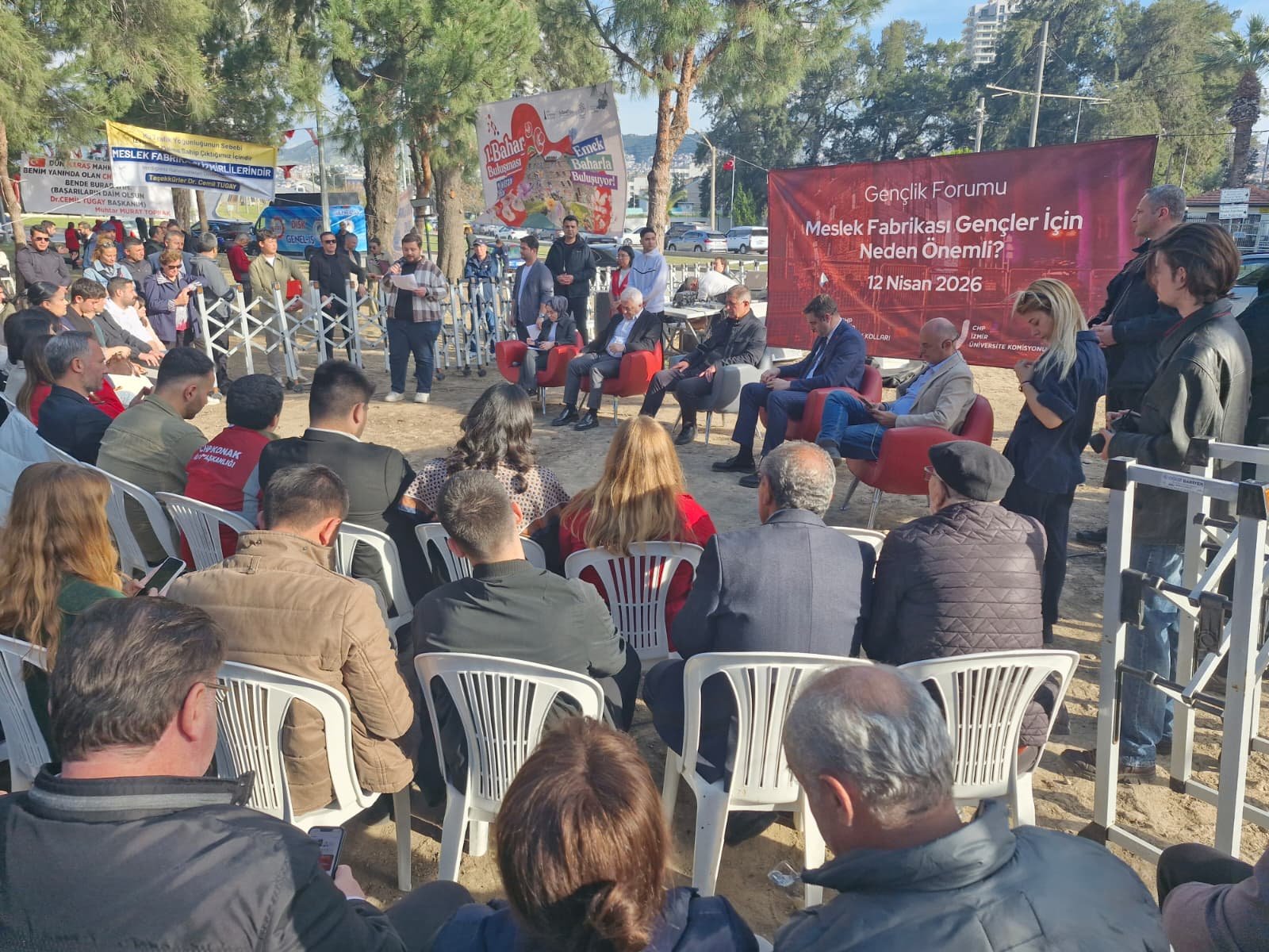 Meslek Fabrikası Önünde Gençlik Forumu... Tugay Sırtımızı Dönersek Kaybederiz (2)