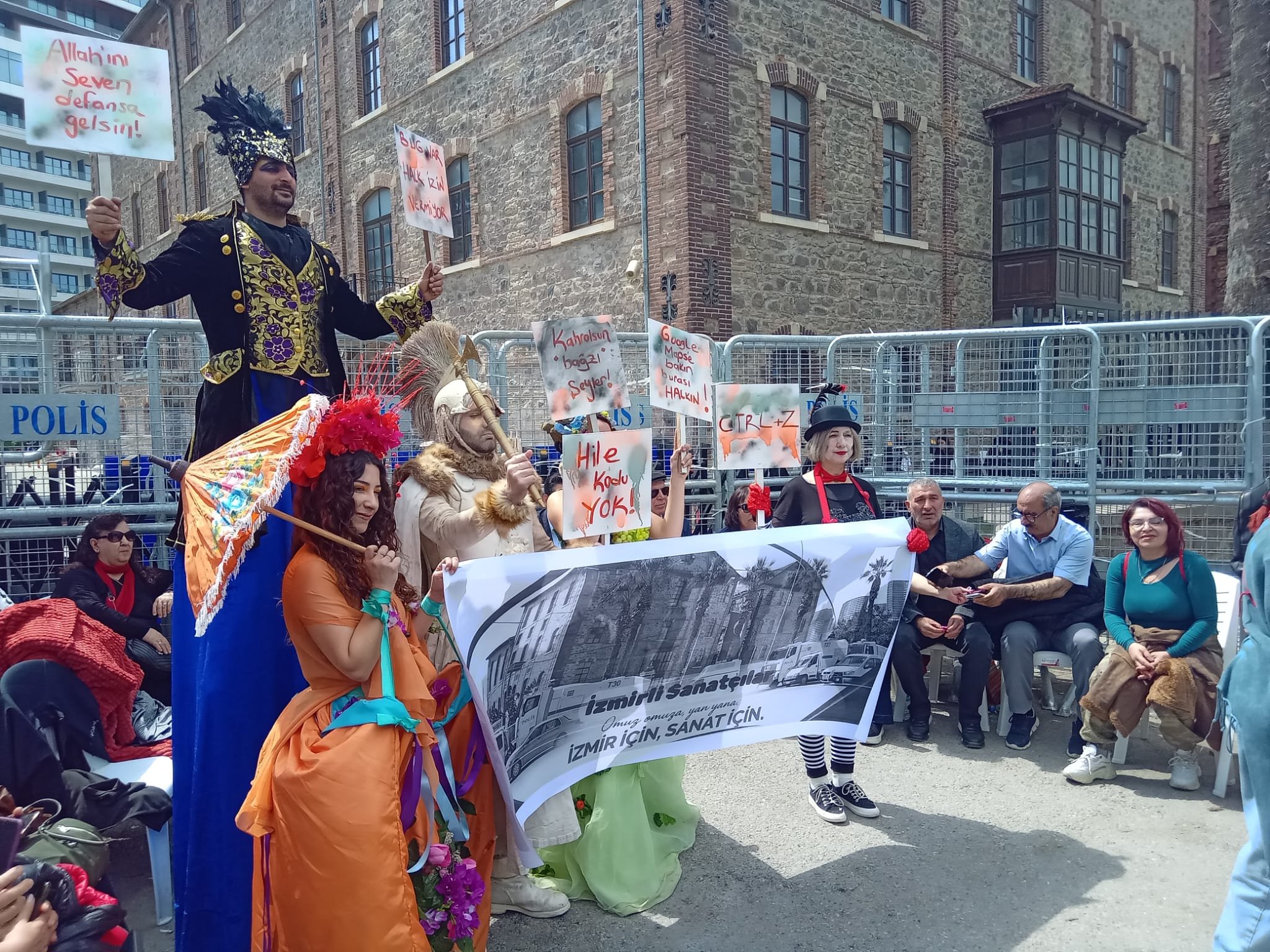 Meslek Fabrikası Önünde Yeni Barikat Yurttaşların Oturduğu Alan Kapatıldı