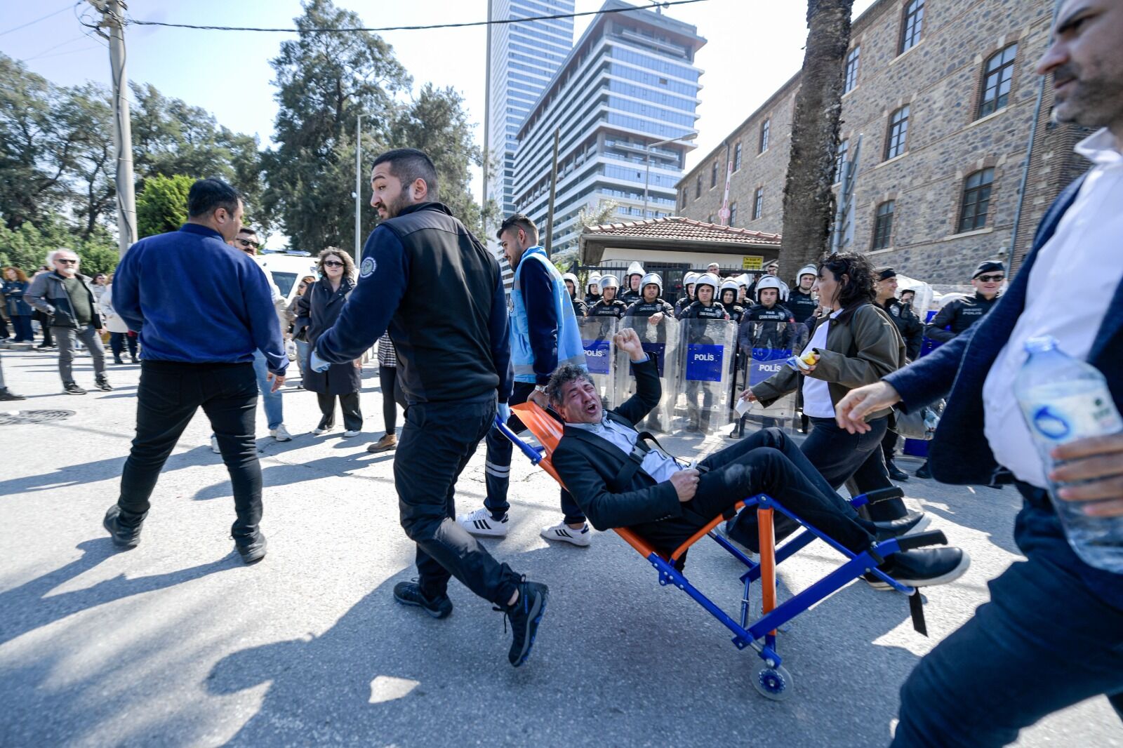 Meslek Fabrikası’nda Kriz Büyüyor Pankart Asmak Isteyen Chp’li Yönetici Hastanelik Oldu-1