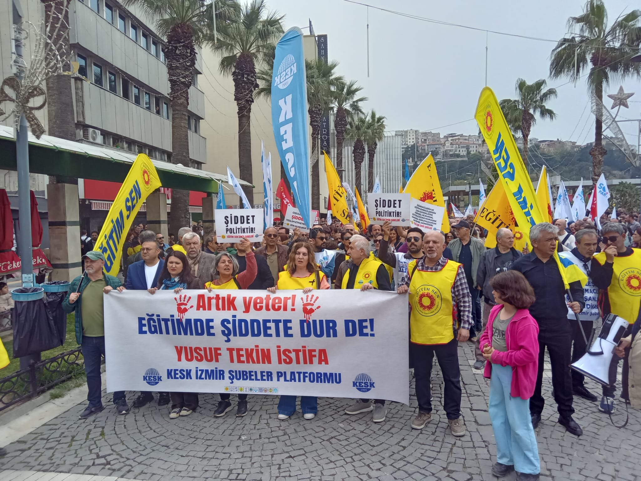 Okullarda şiddete karşı iş bıraktılar: İzmir'de eğitimciler sokağa indi!