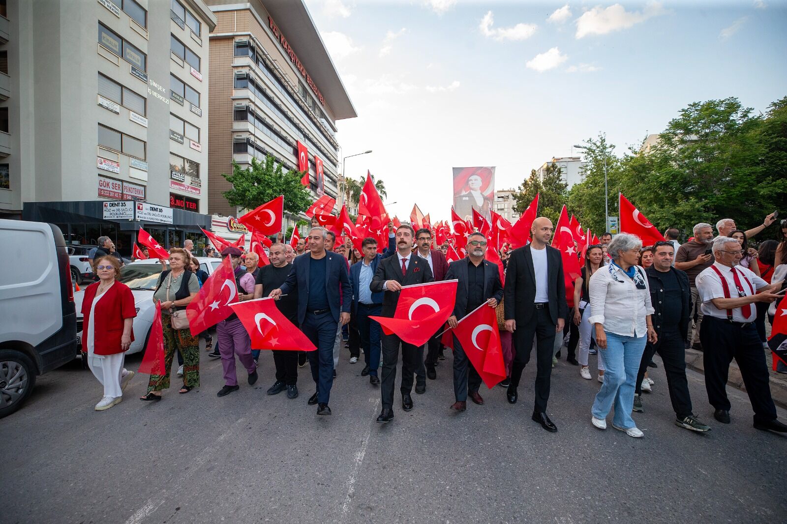 Karşıyaka 'da 19 Mayıs coşkusu yürüyüşle taçlandı-1