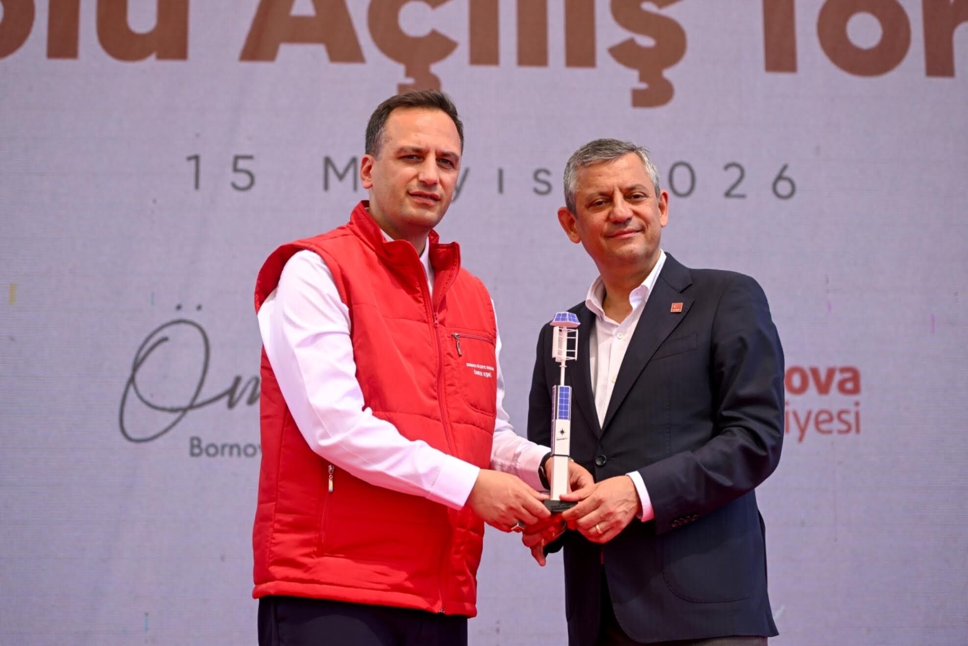 Bornova’da enerji devrimi: Hibrit direklerle aydınlatma ve güvenlik!