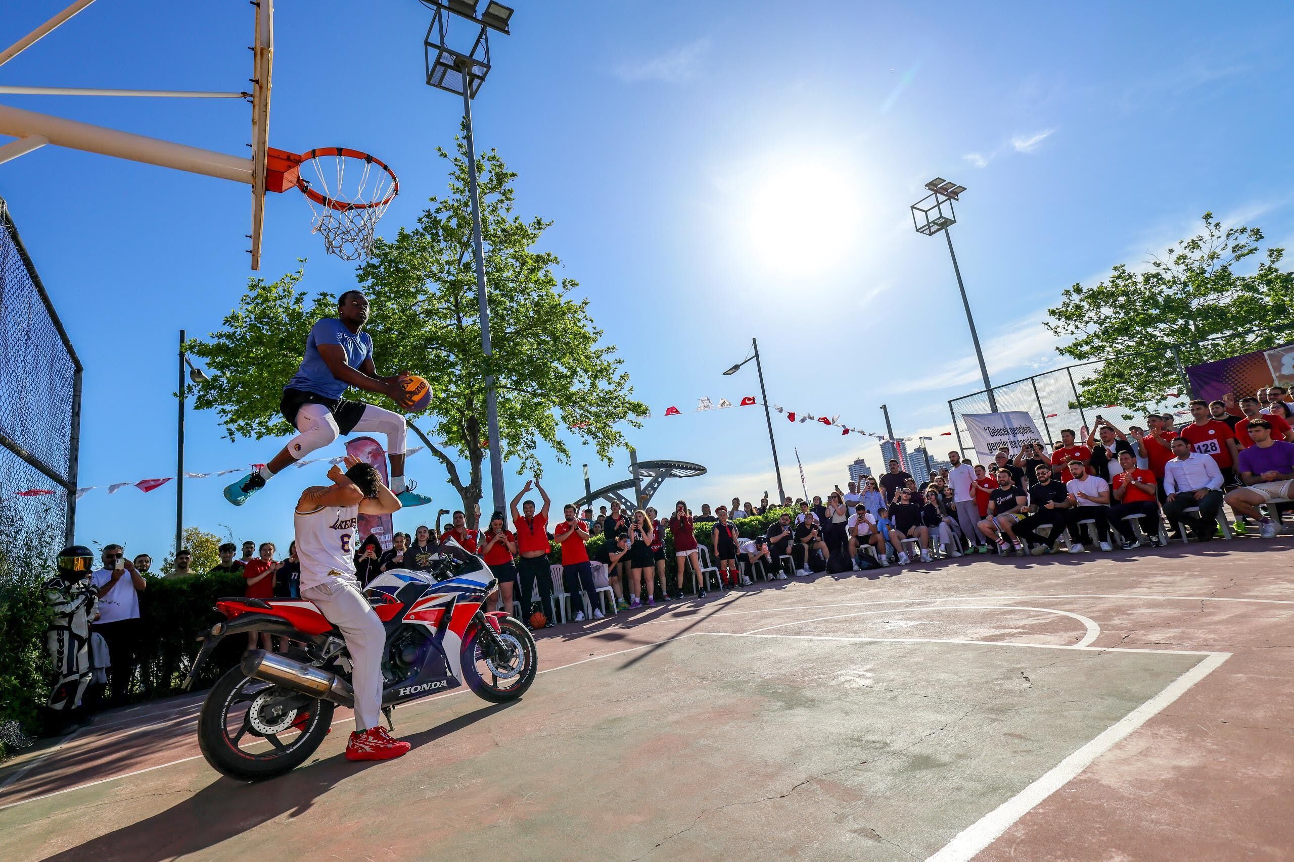 Bayraklı’da 19 Mayıs enerjisi: Müzik ve gençlik şöleniyle kutlandı