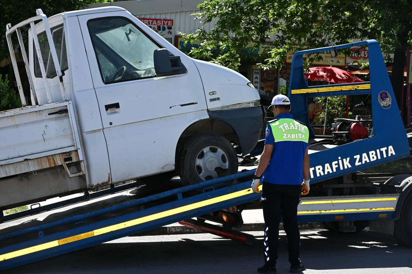 Manisa Büyükşehir Belediyesi atıl ve hurda araçları sokaklardan kaldırıyor-1