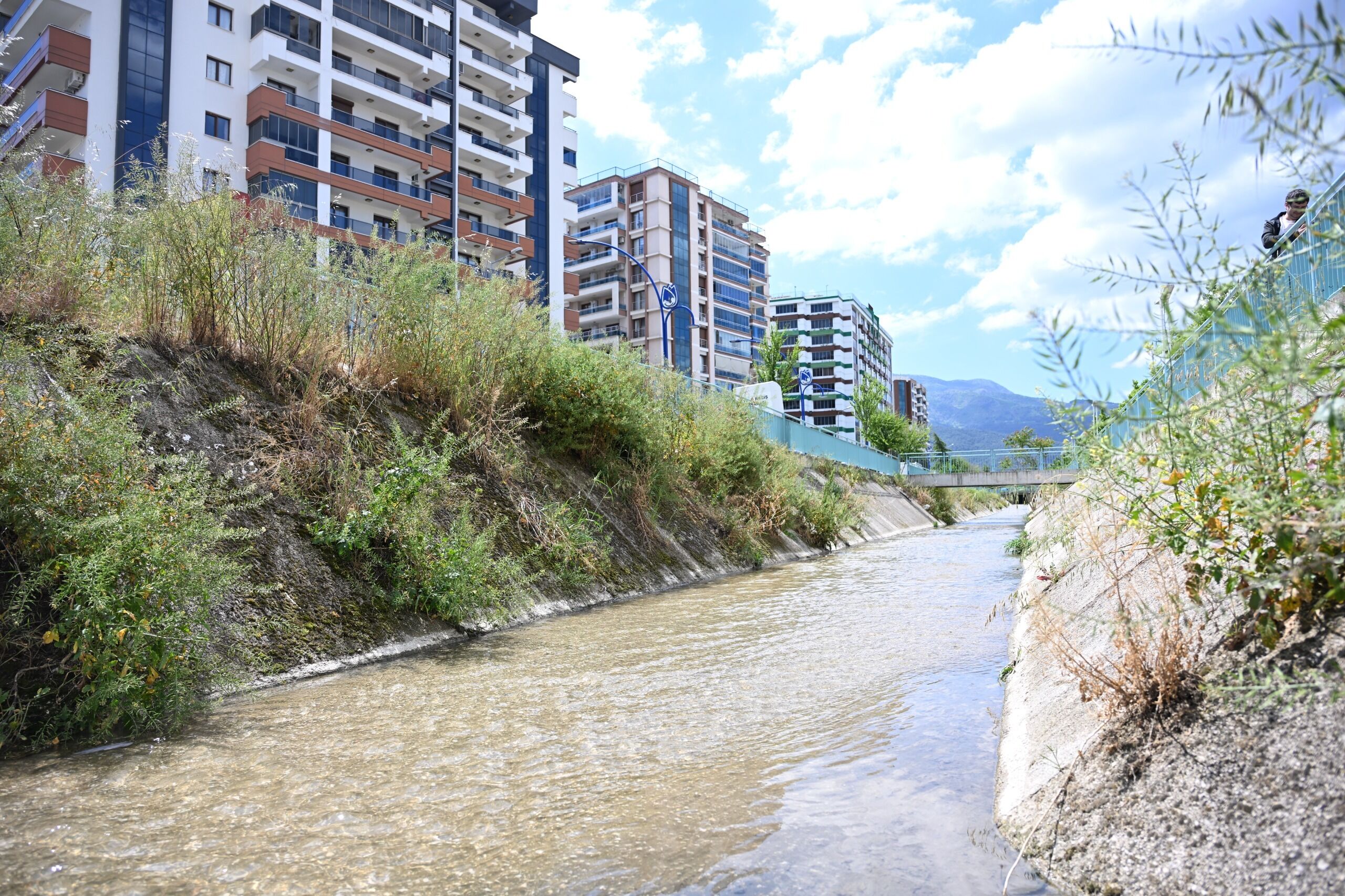 Yunusemre'de taşkın riskine karşı dere yatakları temizleniyor-1
