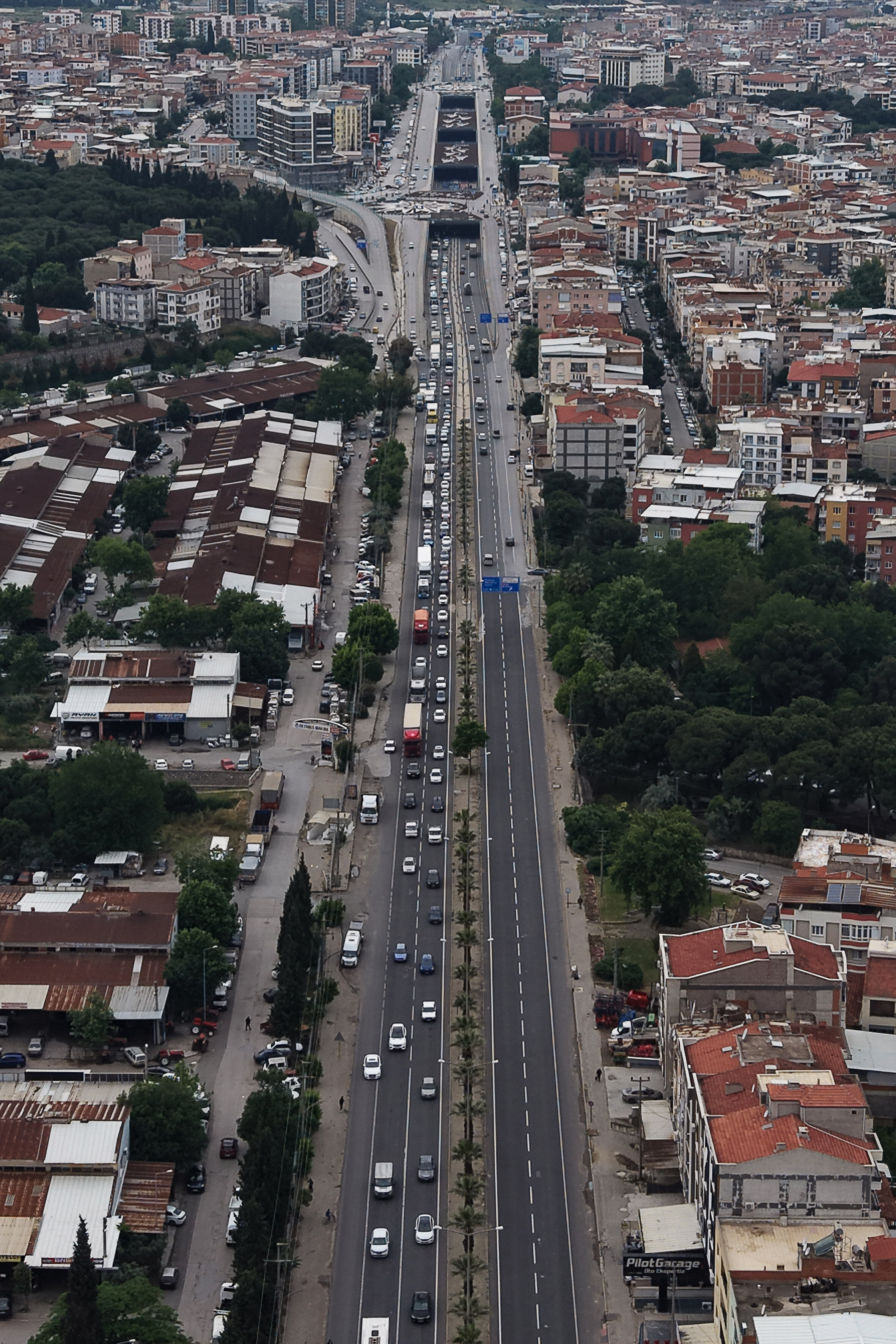 İzmir-Ankara kara yolunun Manisa geçişinde trafik yoğunluğu yaşanıyor-1
