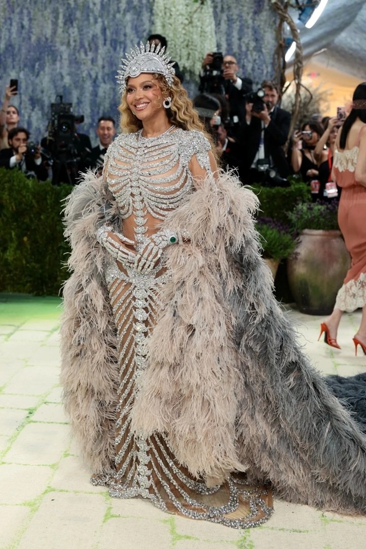 Met Gala'da yıldızlar geçidi: Geceye damga vuran kostümler!