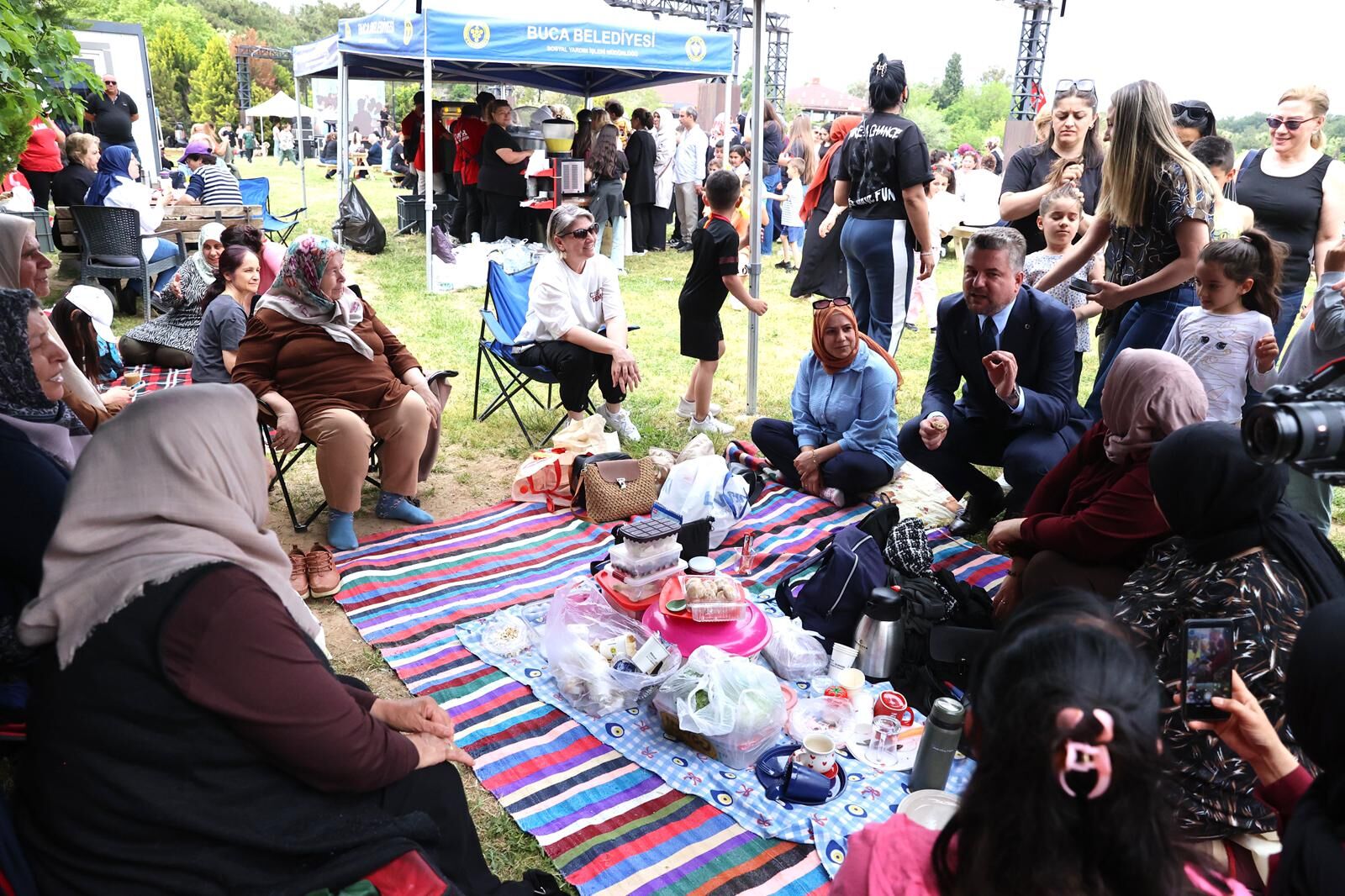 Başkan Duman Buca Gölet'te anneler ile bir araya geldi
