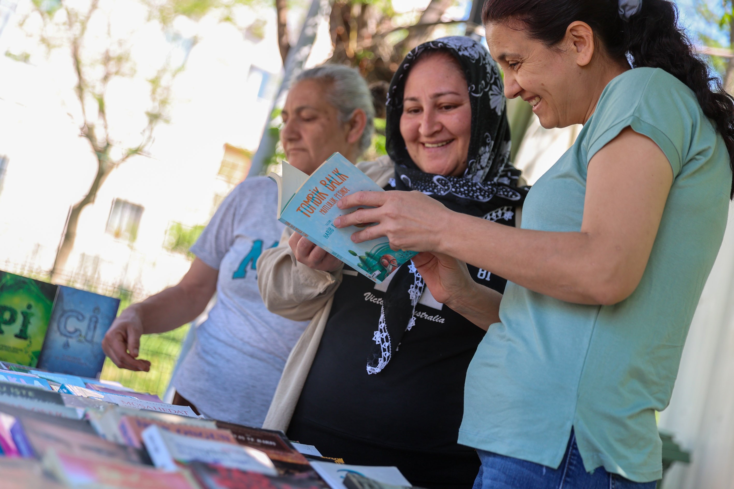 Buca’da kitap takası başladı: Mahalleler kütüphaneye dönüşüyor