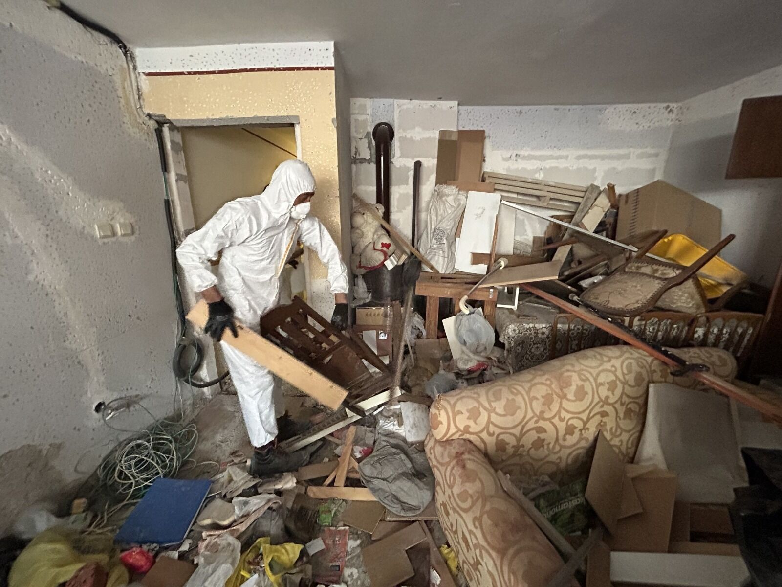 Konak’ta çöp evden 10 ton atık çıktı-1