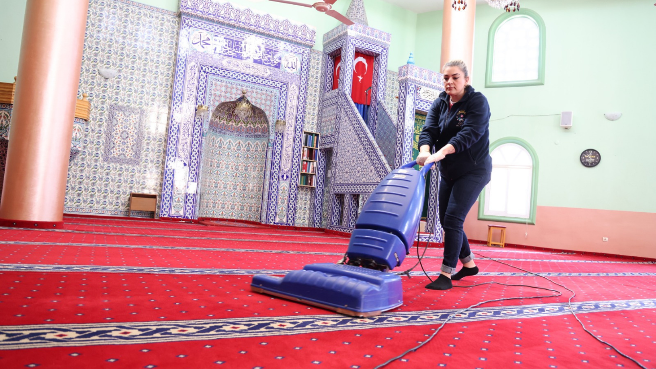 Çiğli Belediyesi'nden Bayram Öncesi Ibadethanelere Detaylı Temizlik