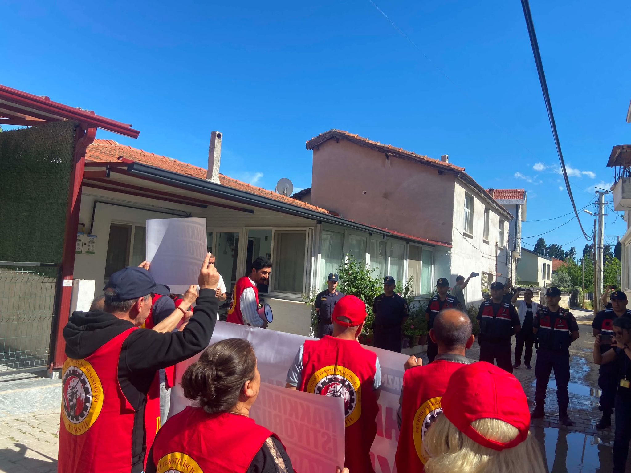 Eylemler Sürüyor… Barta Işçileri Patronun Kapısına Dayandı! (1)