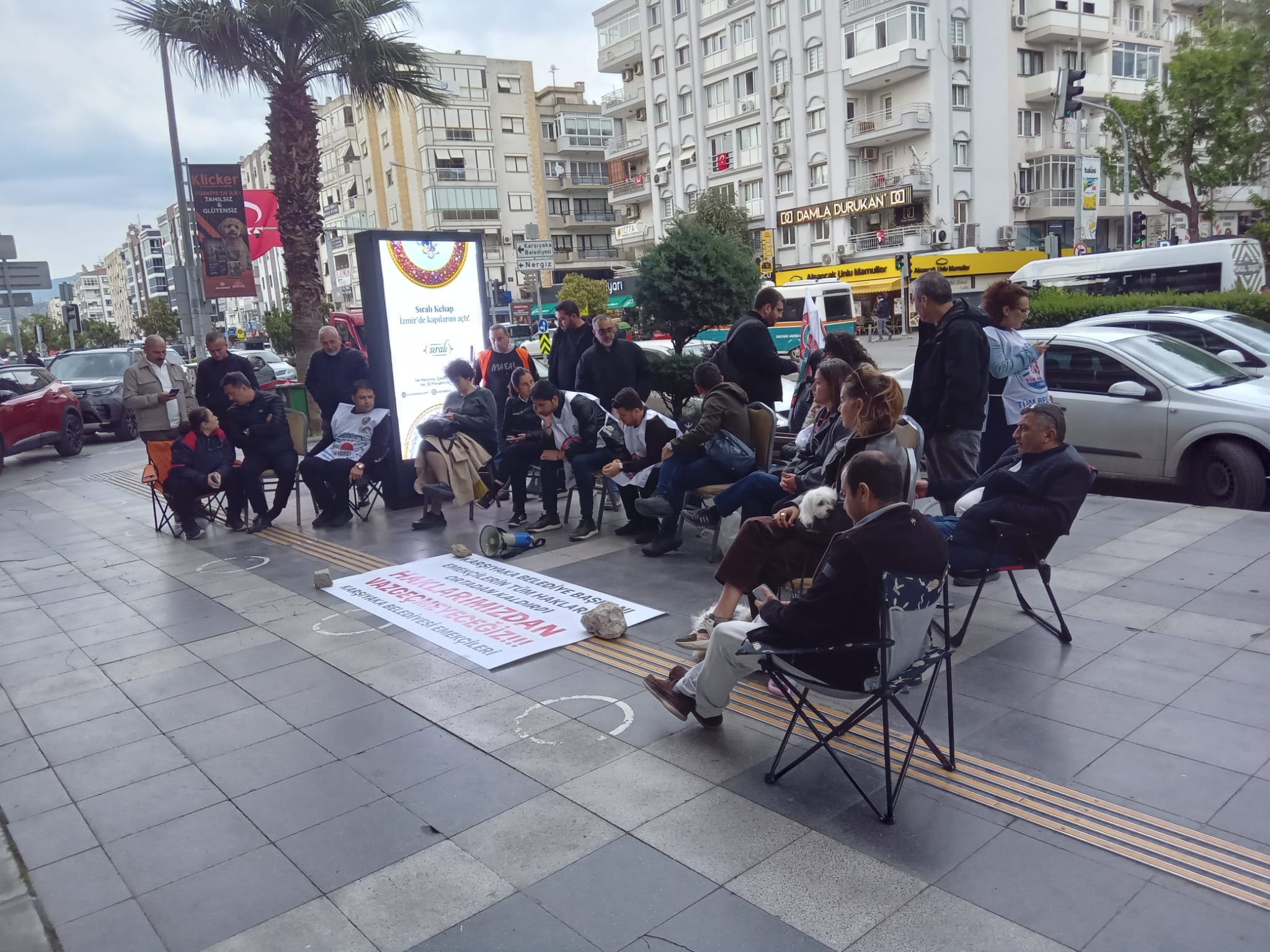 Karşıyaka Belediyesi’nde Işçilerin Gece Nöbeti Başladı (2)