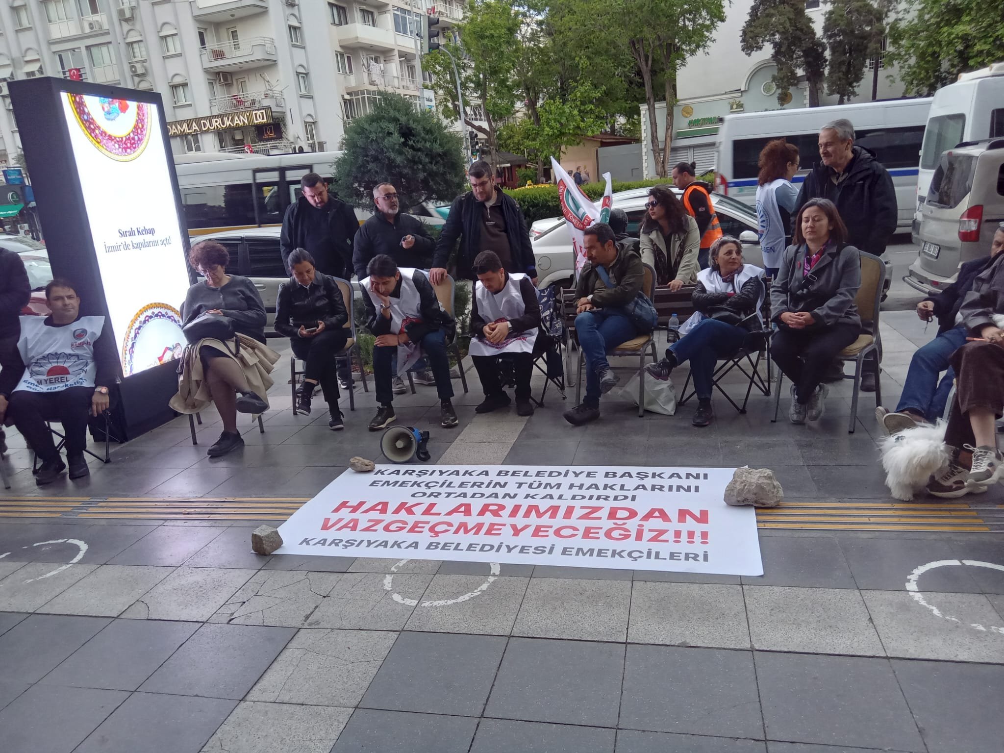 Karşıyaka Belediyesi’nde Işçilerin Gece Nöbeti Başladı (3)