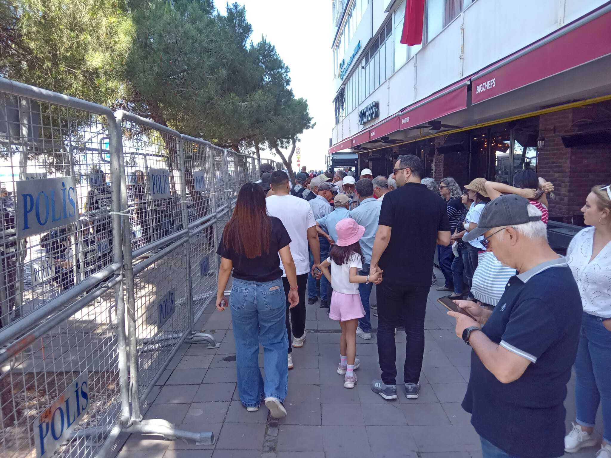 Cumhuriyet Meydanı’nda Özgür Özel hareketliliği: Yoğun güvenlik önlemleri dikkat çekti-2