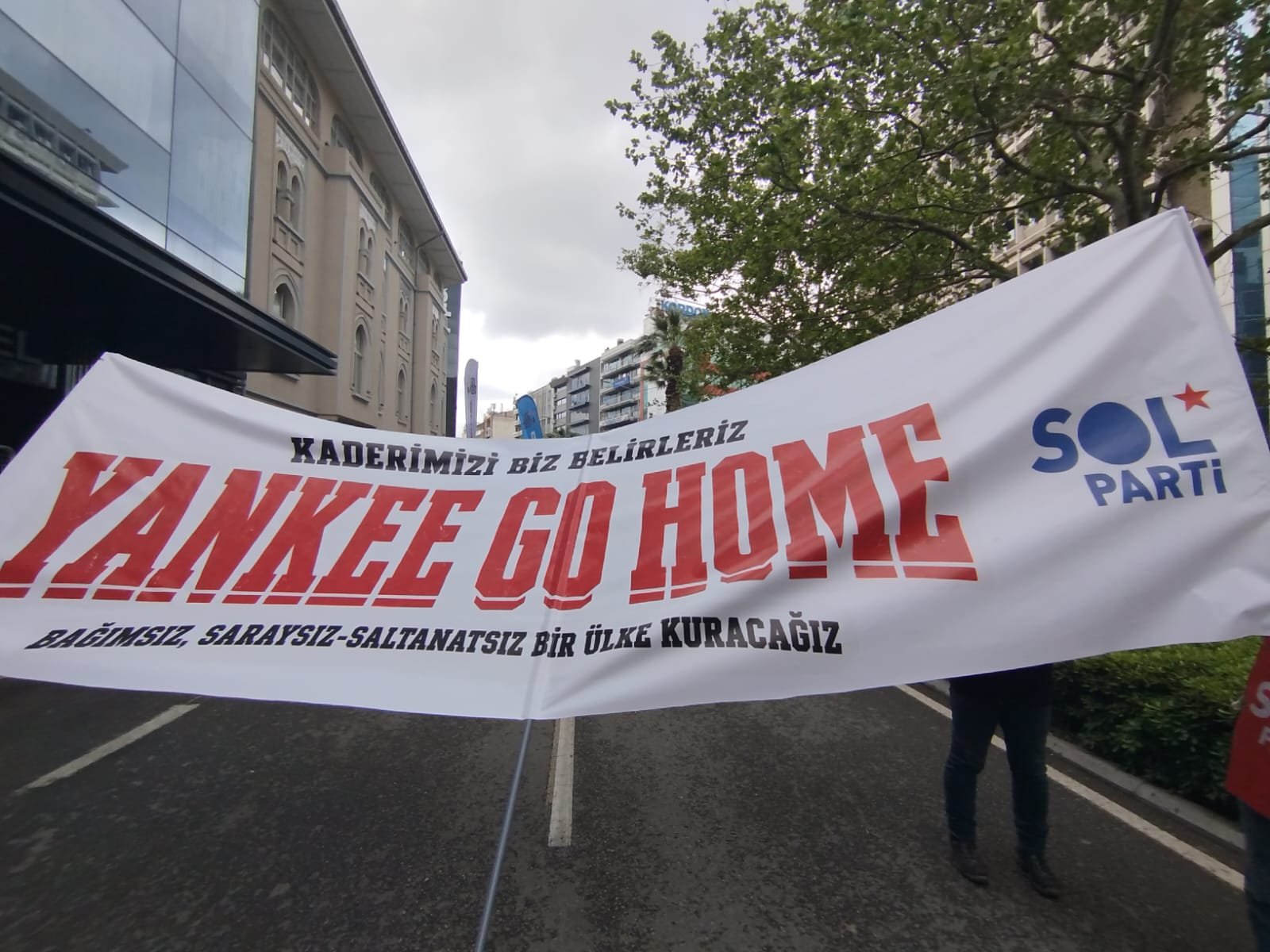 İzmir'de 'Yanke Go Home' pankartına polis engeli!