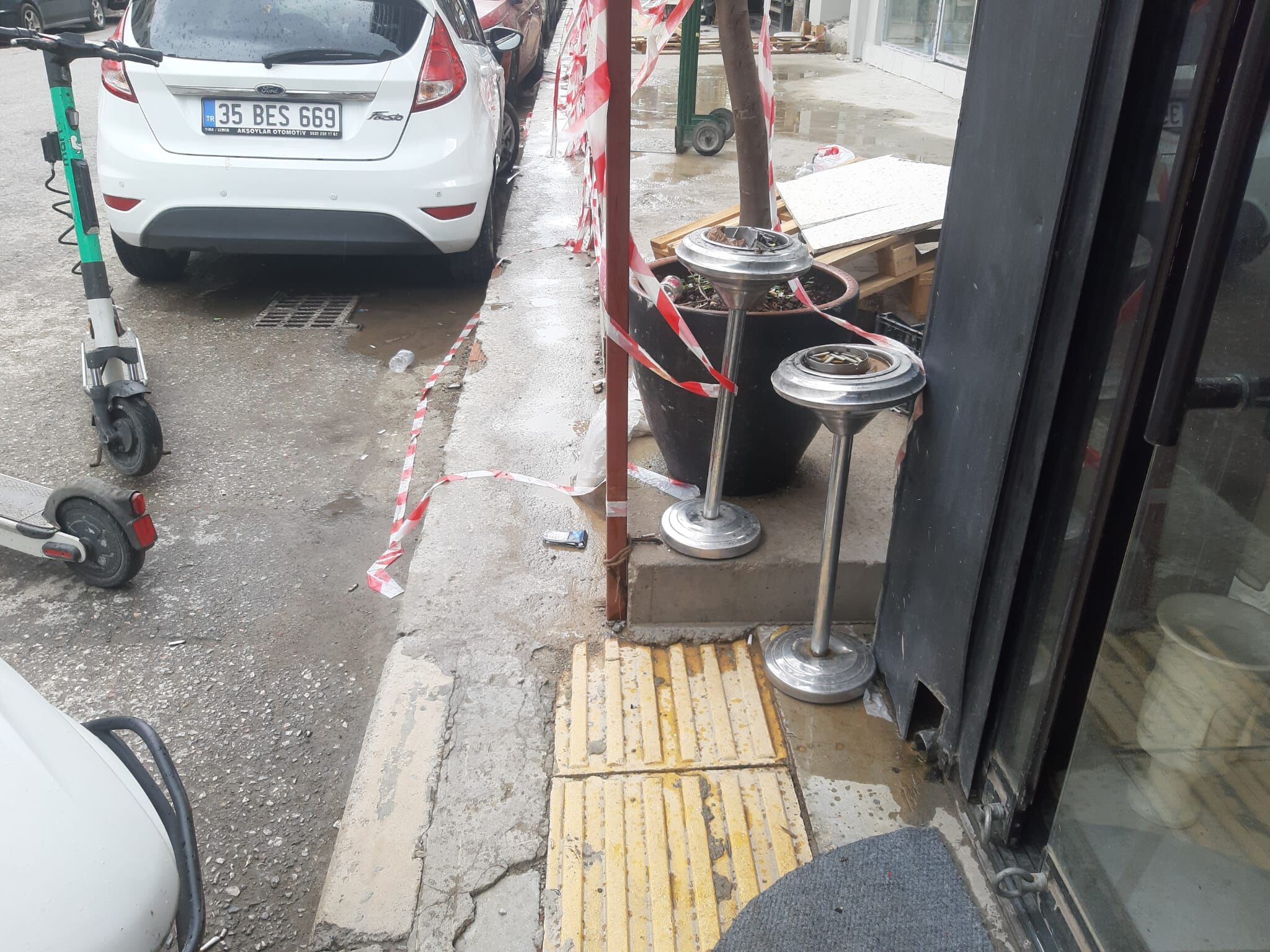 Rampalar çalışmıyor, kaldırımlar işgal altında… Engelli bireyler için güvenli ulaşım yok-1