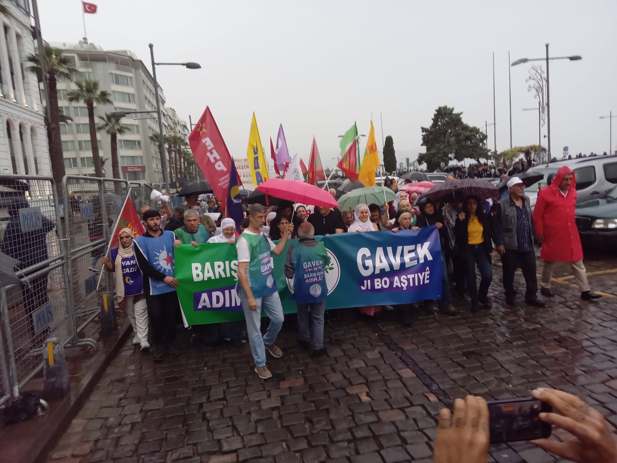DEM Parti’den İzmir’de ‘Barış İçin Adım At’ yürüyüşü