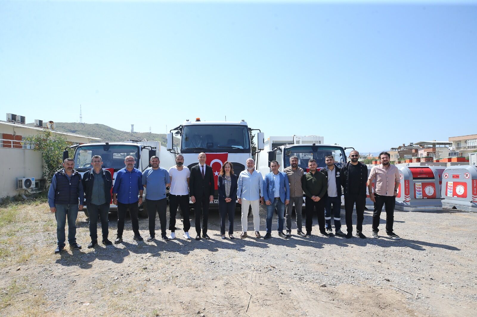 Karşıyaka’nın temizlik filosuna üç yeni kamyon