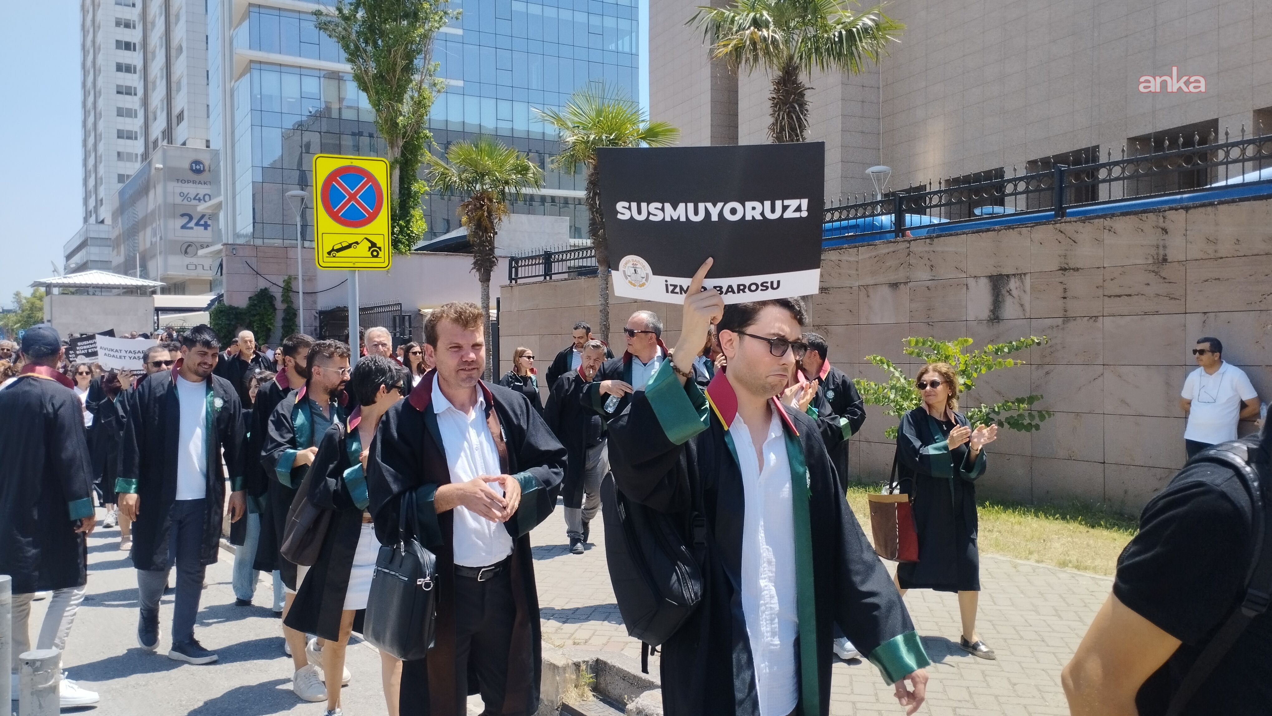 İzmir Barosu’ndan ‘El Ele Adalet Zinciri’ protestosu