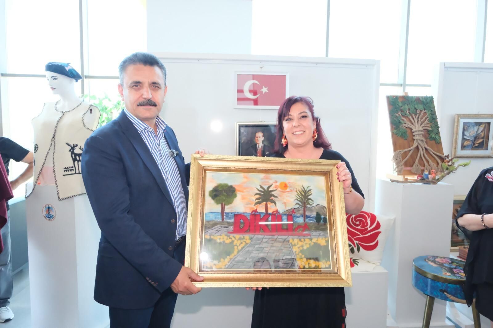 Dikili’de sanat çiçek açtı: El emeği eserler sanatseverlerle buluştu-1