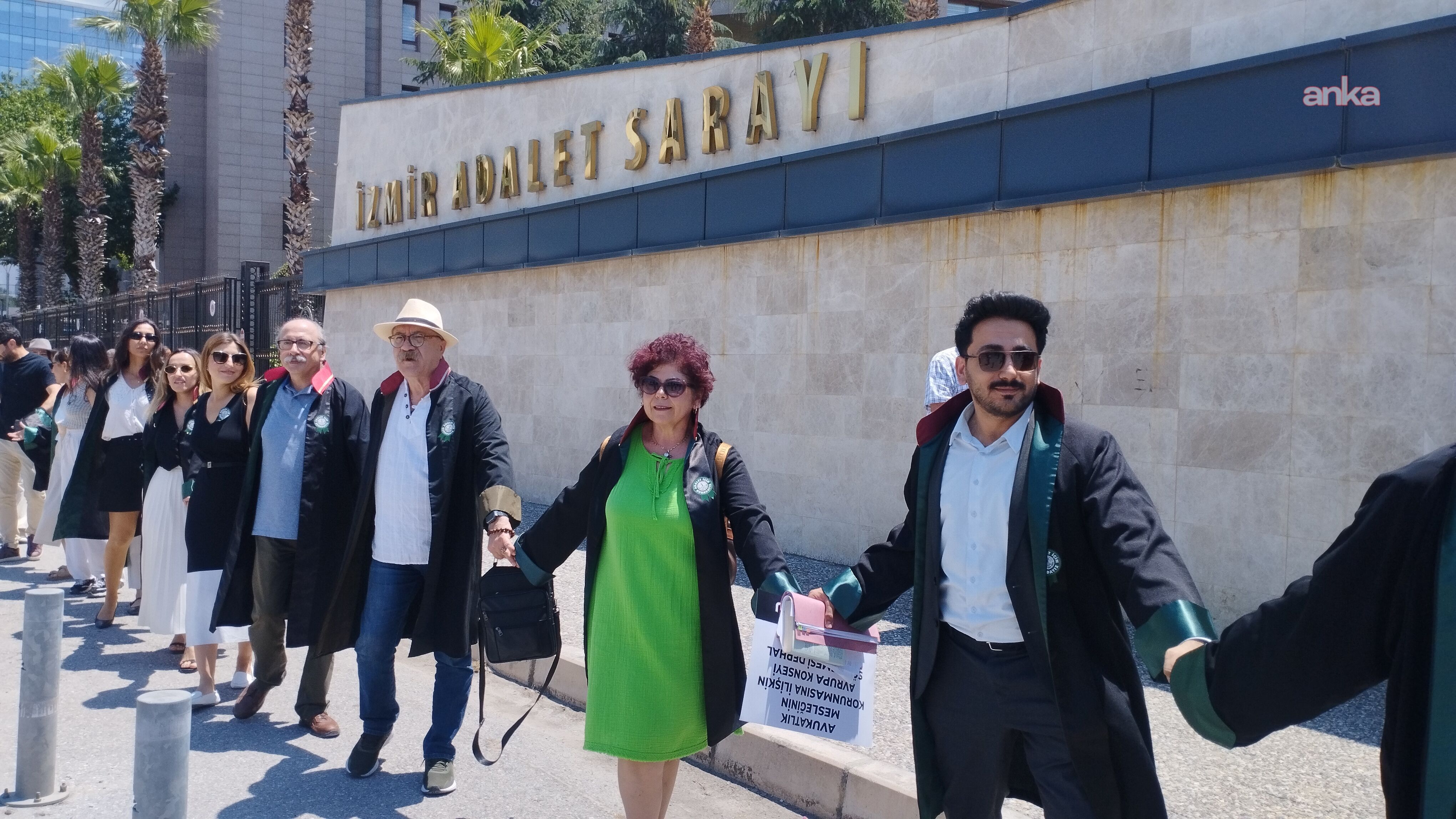İzmir Barosu’ndan ‘El Ele Adalet Zinciri’ protestosu
