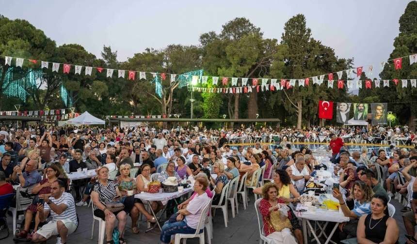 Bornova’da 3 bin 500 kişilik aşure dağıtıldı-1
