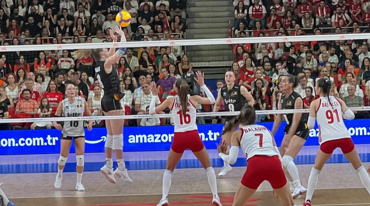 A Mi̇lli̇ Kadin Voleybol Takimi (2)