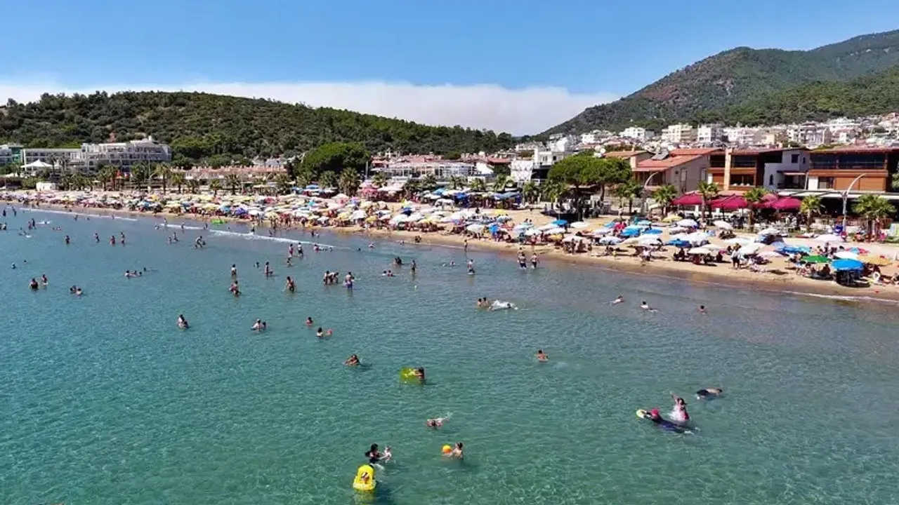 İzmir'de Trafik Derdi Olmadan Ince Kumun Tadını Çıkarın Çukuraltı Halk Plajı'na Eshot Ile Ulaşım Rehberi (1)
