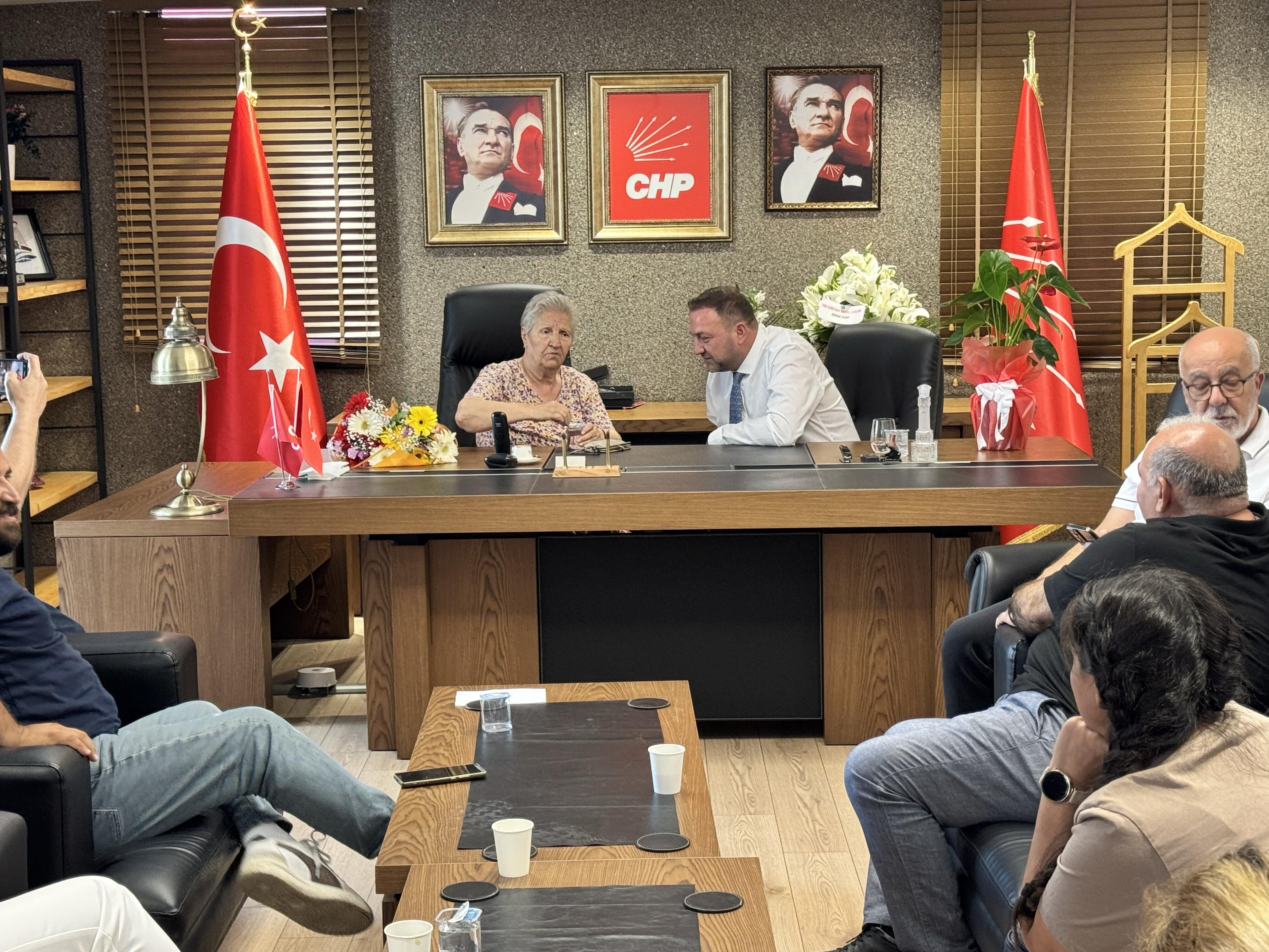 Gümrükçü gönül aldı: Tepkiyle gelen teyzeyi dinledi, elini öperek uğurladı
