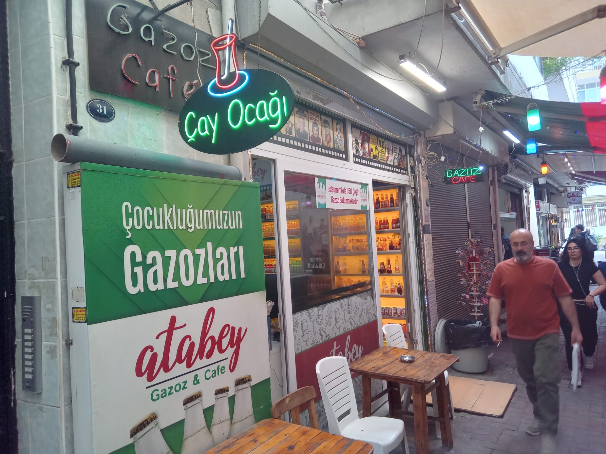 Karşıyaka Çarşı’da çocukluğa yolculuk: 200 çeşit gazoz tek çatı altında