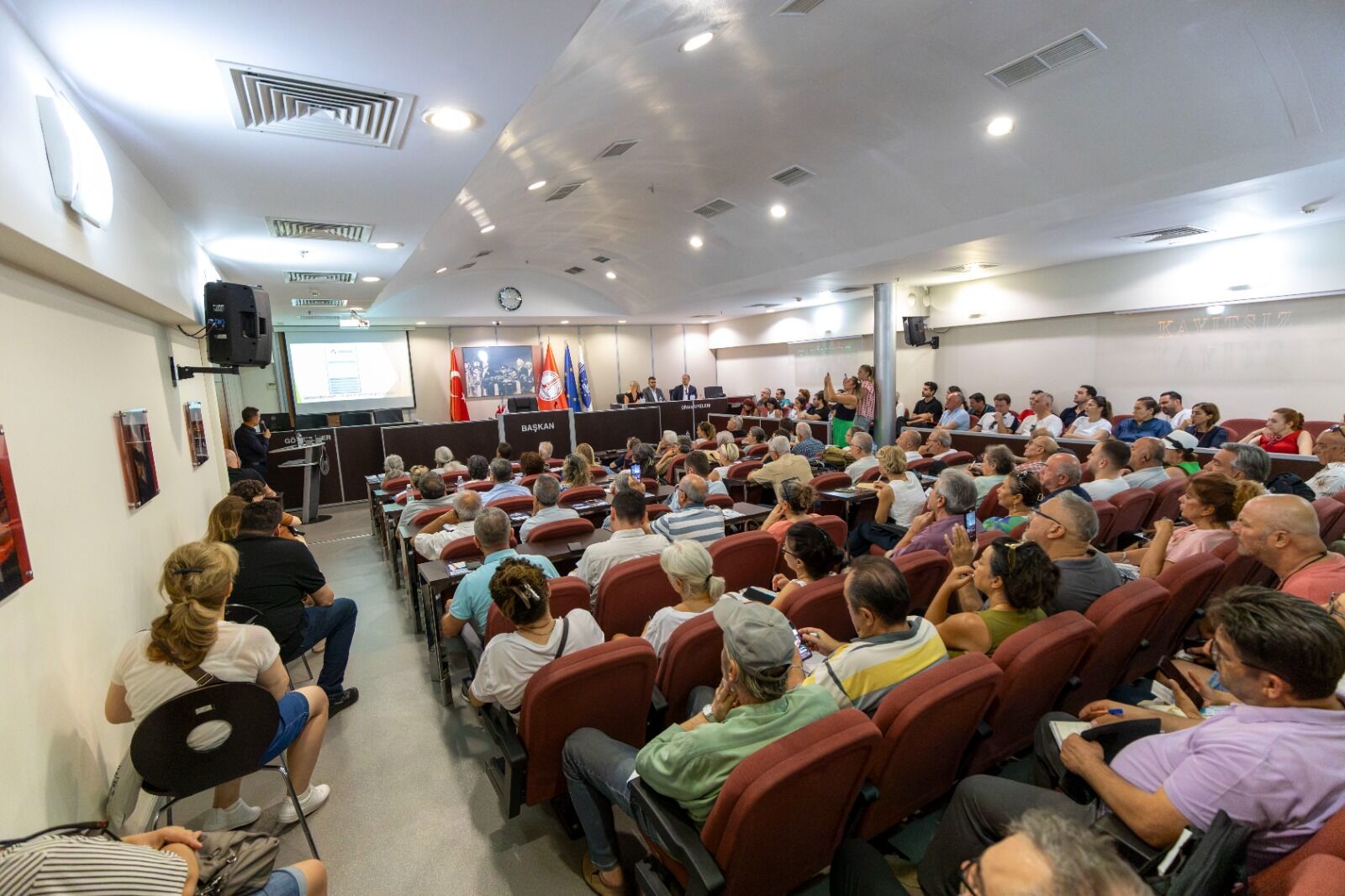 Karşıyaka Belediyesi, düzenlediği kentsel dönüşüm bilgilendirme toplantısında vatandaşları uzmanlarla bir araya getirdi. Yoğun katılımla gerçekleştirilen toplantıda; kentsel dönüşüm süreçleri, başvuru adımları ve kredi olanakları detaylıca ele alındı.