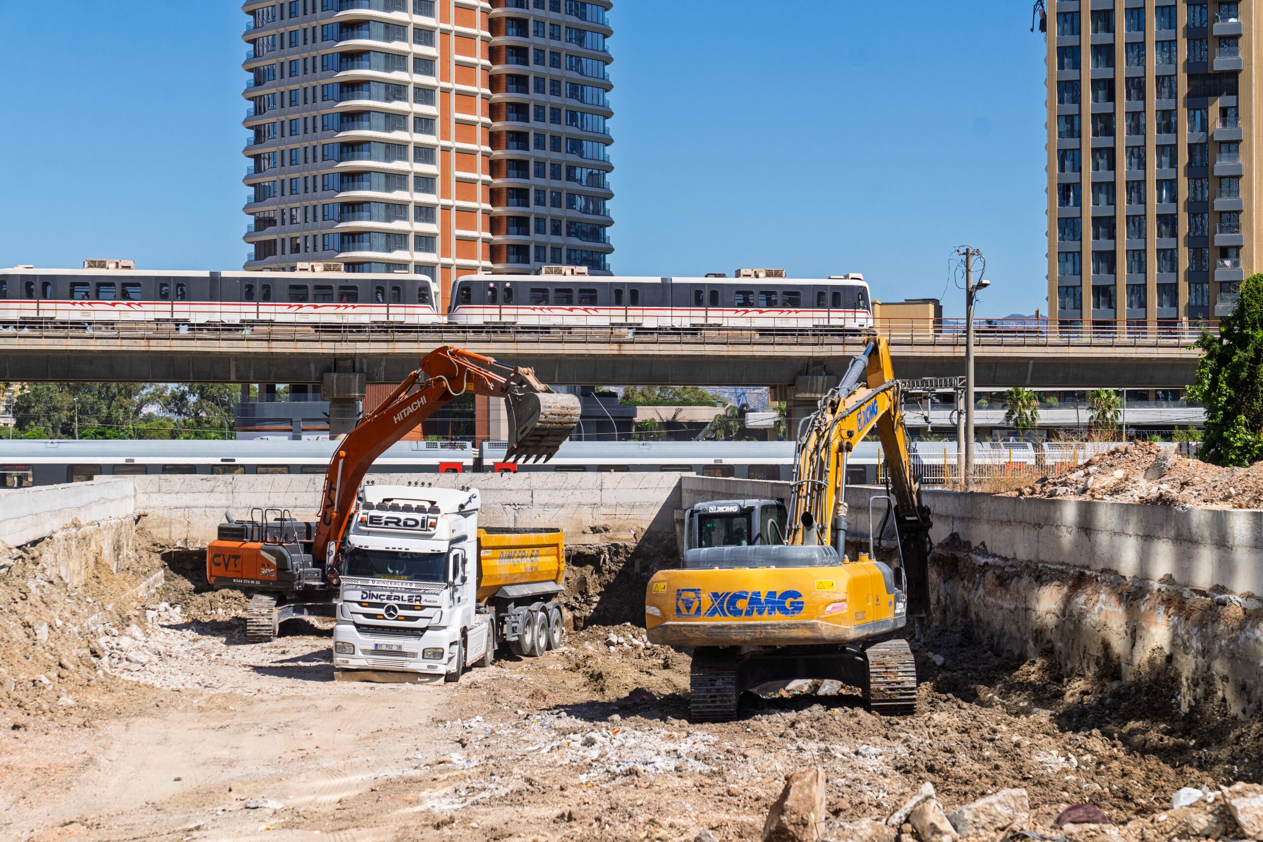 İzmirlilere trafiğine nefes aldıracak alt geçit projesinde en zor aşama geçildi: Tünel kazısı başlıyor!