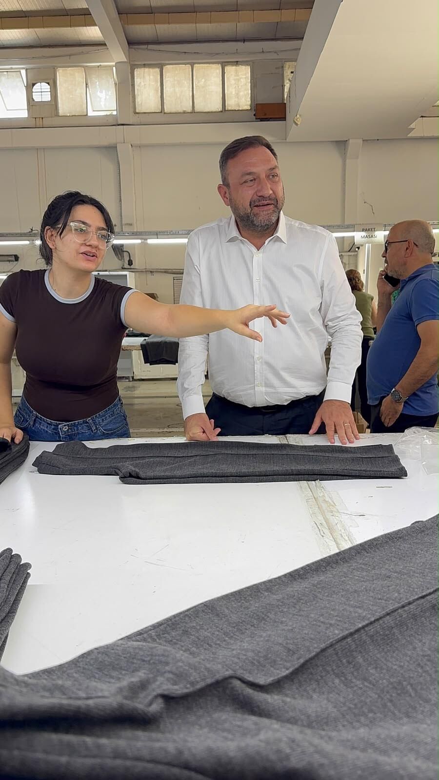 Gümrükçü’den tekstil fabrikasına ziyaret: Bu iktidar dikiş tutturamıyor!