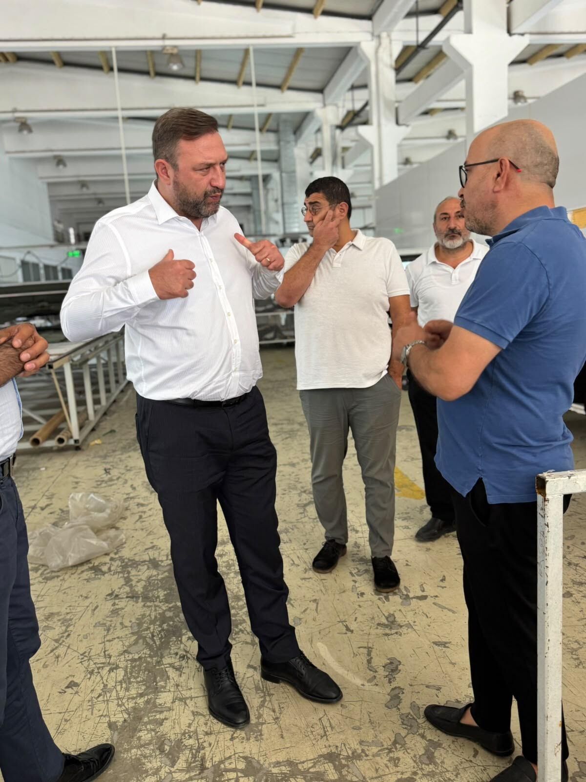 Gümrükçü’den tekstil fabrikasına ziyaret: Bu iktidar dikiş tutturamıyor!