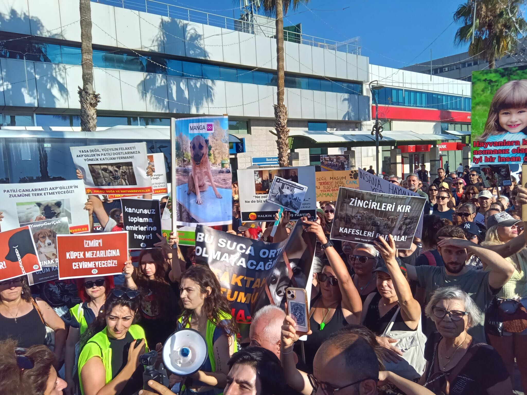 İzmir Yaşam Hakkı Savunucuları, sokak hayvanlarına yönelik düzenlemeye karşı 2 Ağustos'ta Karşıyaka'da eylem düzenleyecek. Yapılan çağrıda, "Toplumun tüm muhalif kesimlerini bu kanlı yasaya karşı omuz omuza mücadele etmeye davet ediyoruz" denildi.