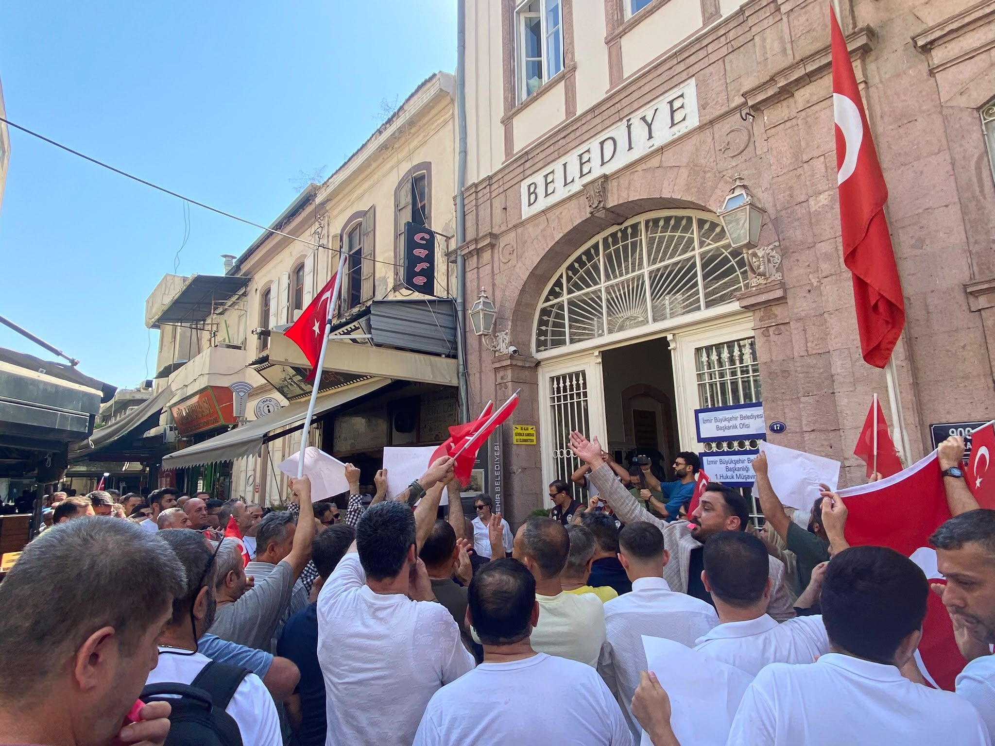 Kemeraltı esnafından Çankaya Otoparkı tepkisi… Tabutla yürüdü Kemeraltı'na hainlik yapıyorlar