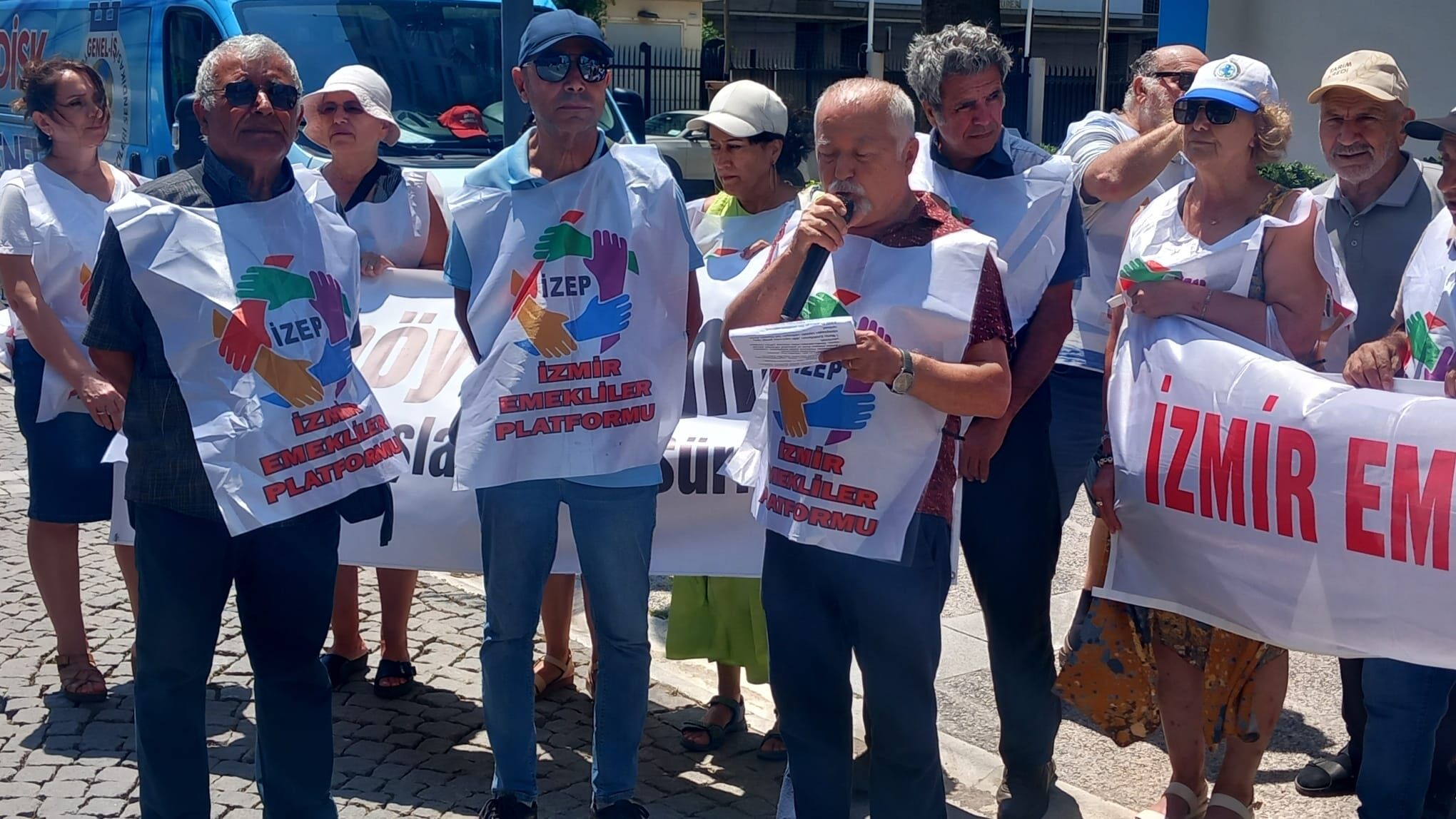 İzmir'de emekliler sokağa indi: Tüm cümle âlem biliyor ki TÜİK'in rakamları sahtedir!